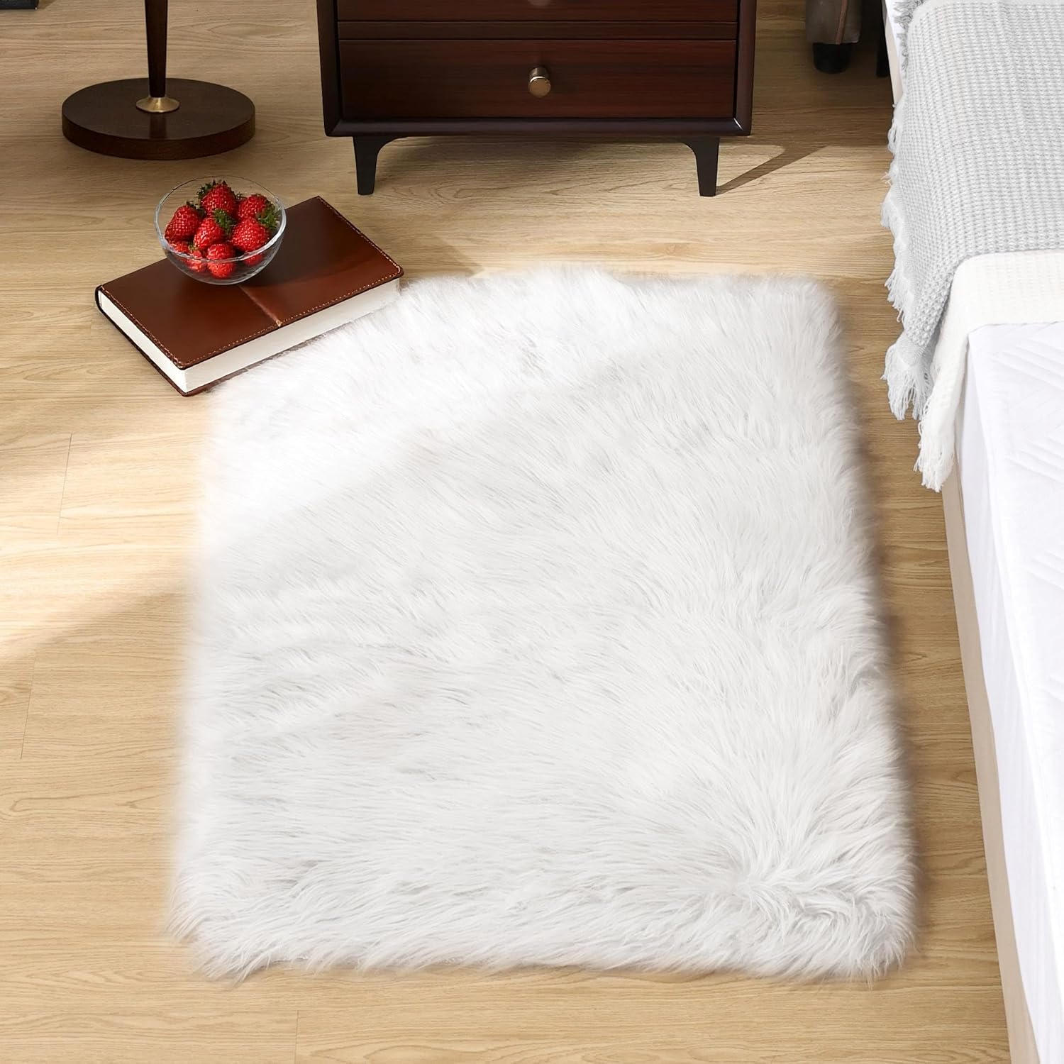 UCRAVO White Faux Fur Area Rug for Bedroom Living Room, Soft Fluffy Shaggy Carpet, Plush Decorative Floor Rug for Sofa Side, Kids Room, Home Décor, Non-Slip Washable Furry Rug, Indoor Home Decoration-picture-36