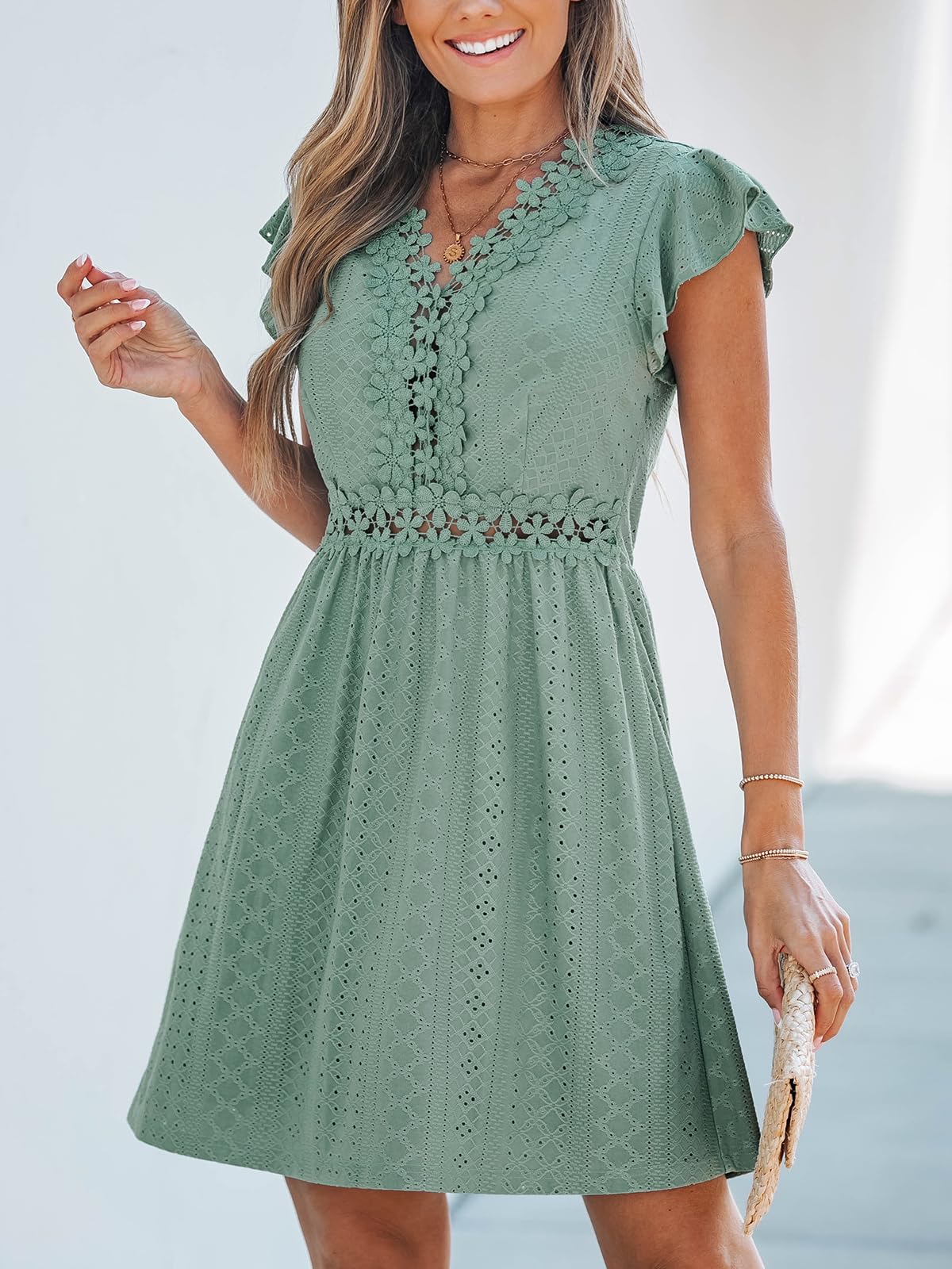 CUPSHE Abito estivo da donna, casual, primaverile, scollo a V, con applicazioni in pizzo, maniche ad aletta, mini abito da spiaggia