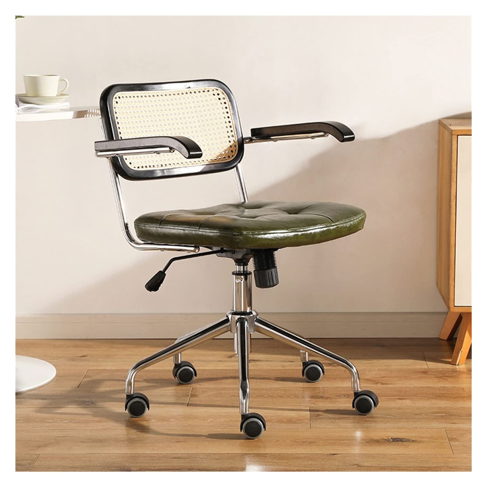 Chaise pivotante étude en rotin pour soulager le dos à la maison