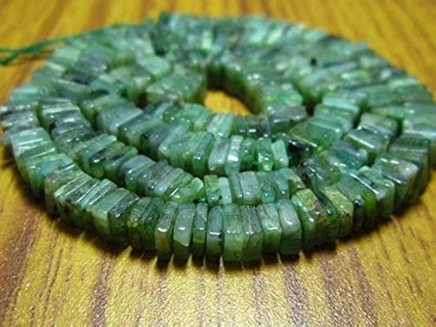 Émeraude cube heishi 4-5mm : pierres naturelles de qualité supérieure pour bijoux haut de gamme