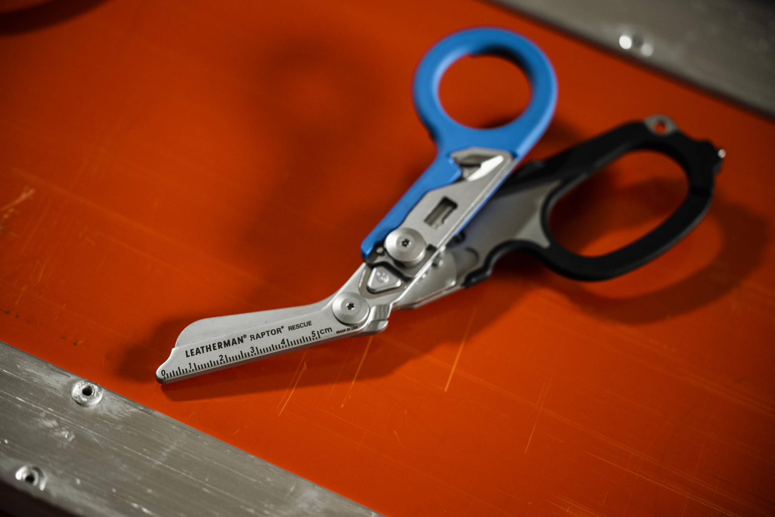 Leatherman Raptor Rescue - Cizalla Plegable de Emergencia con Corta Correas y Rompe Cristales - Tijera de Emergencia Médica, Negra/Azul con Funda Multiusos