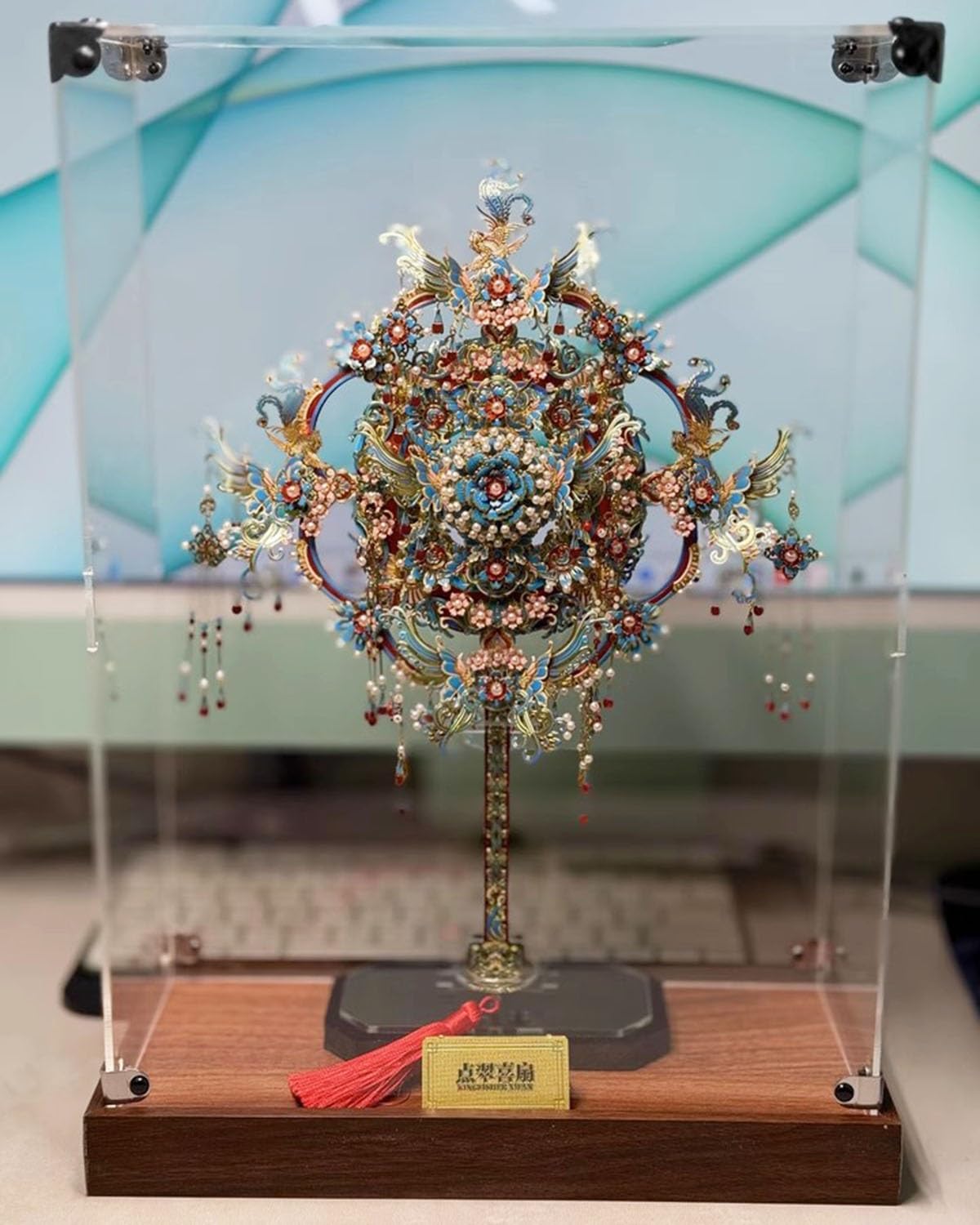 Vetrina Espositiva Contenitore in Acrilico Trasparente con Coperchio Antipolvere, Vetrina Trasparente con Fondo in Legno Impilabile, Vetrina Espositiva con Puzzle e Figure in Blocchi da Costruzione(25
