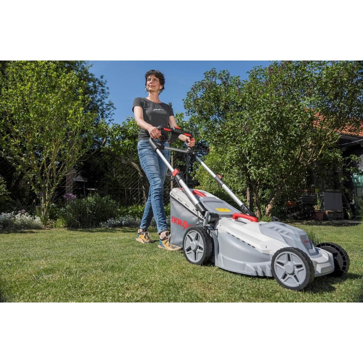 IKRA cortacésped eléctrico IERM 2043 T, 2000 W, Ancho de Corte 43 cm | Manillar regulable, altura de corte de 30-75 mm, incluye bolsa colectora de 50 l y kit de mulching, cuchilla de metal