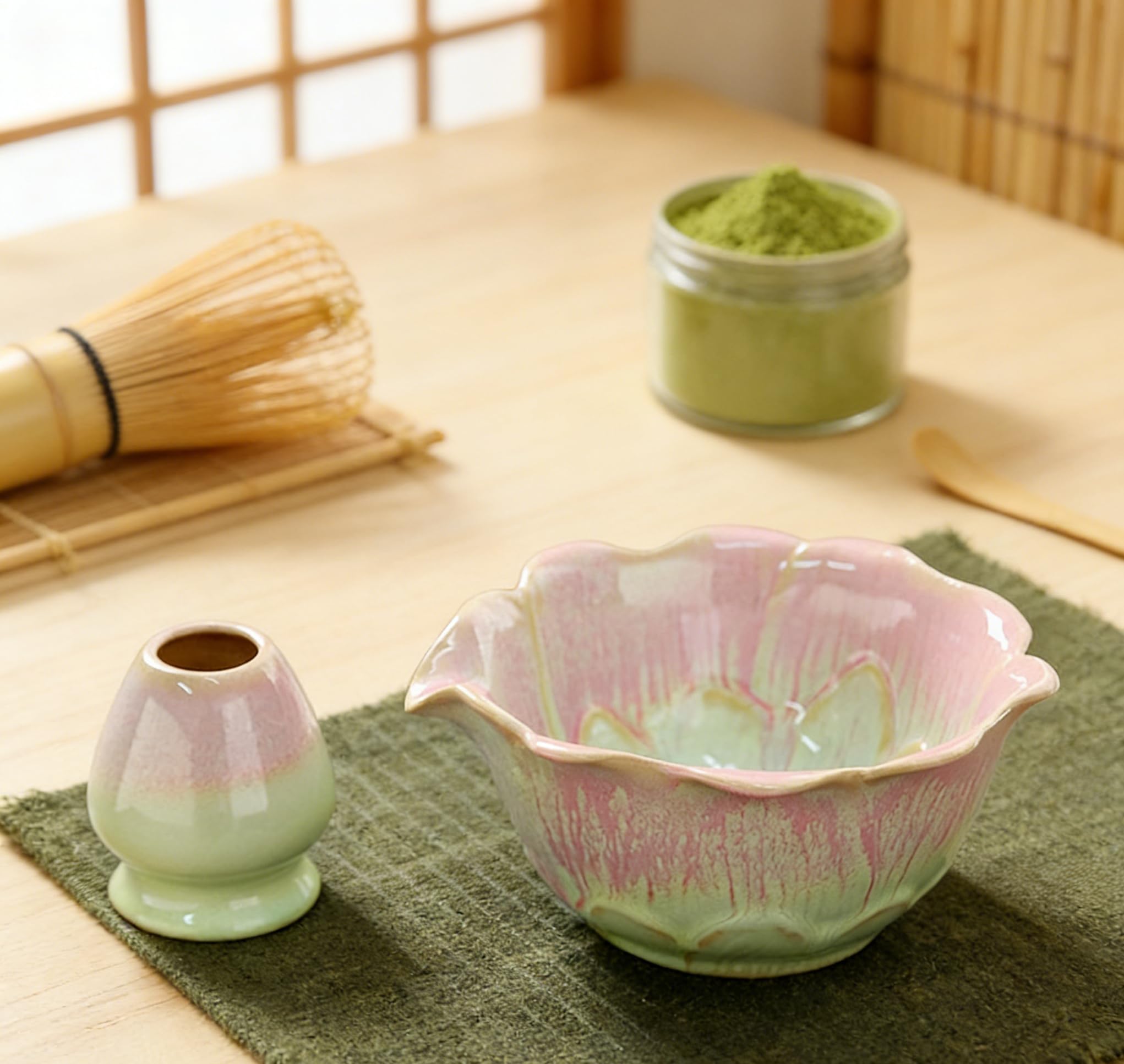 Matcha Set 5-teilig, Matcha Schale mit Ausgießer in Blumenform Grün Rosa, Chasen, Bambusbesen, Chasenhalter, Bambuslöffel, Sieb, Japanisches Matcha Tee Set