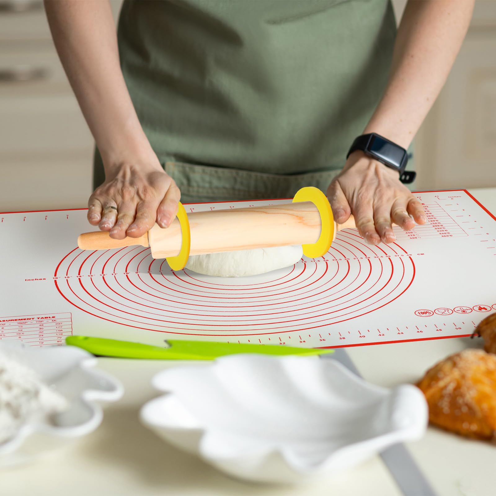 Qinyoung Das 20-teilige Nudelholz-Set beinhaltet 2 klassische Holz-Teigroller, 16 verstellbare dicke Führungsringe, 2 Gebäckmatten, rutschfeste Silikon-Backutensilien für Fondant, Nudeln, Brot, Pizza