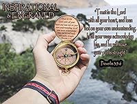 Vista 4 de Confía en el Señor con todo tu corazón - Cita grabada de Proverbios 3:5-6 Brújula con caja de madera, tarjeta de felicitación, brújula de regalo