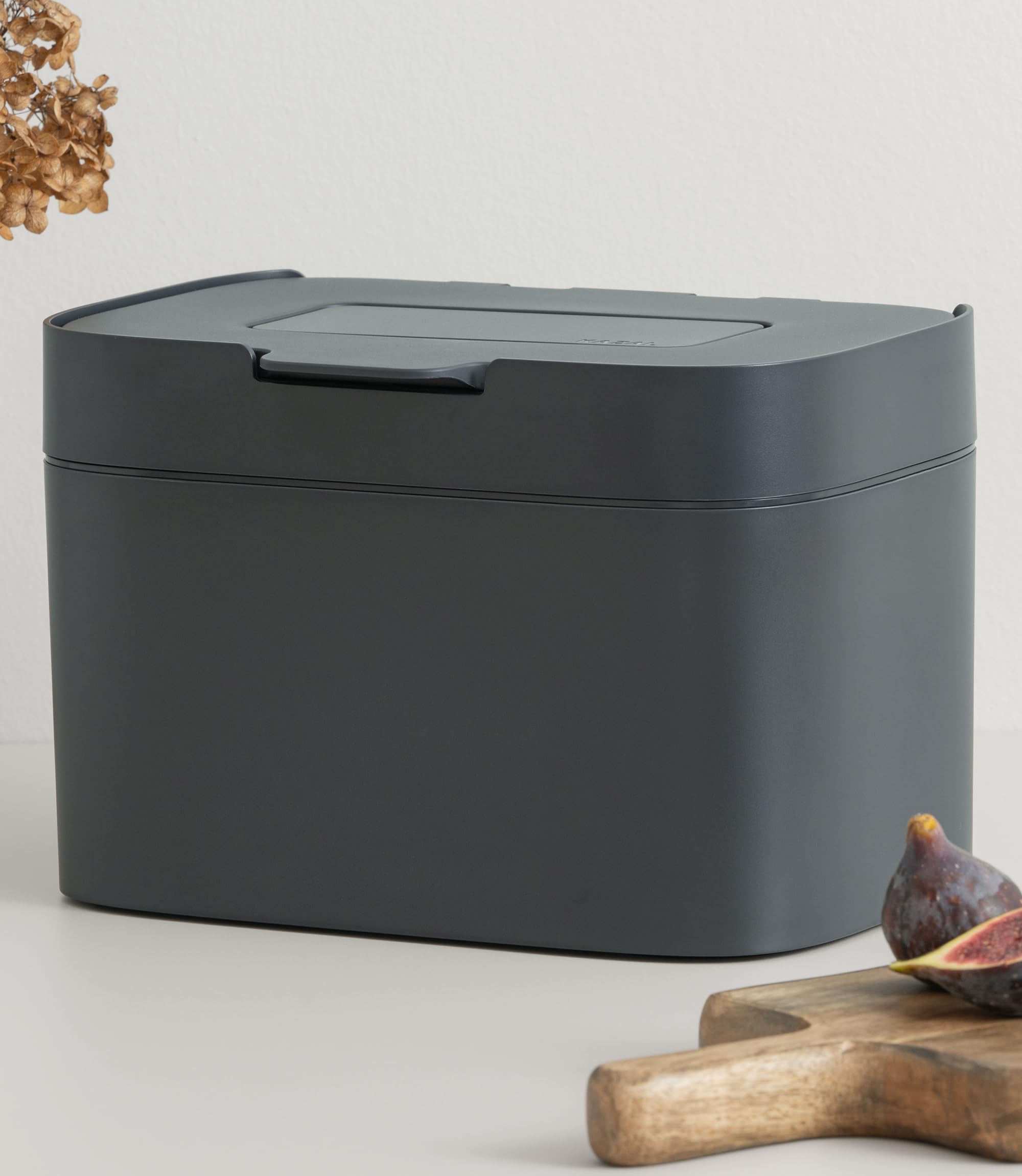 KAZAI. Bio-Mülleimer 'Elin' | 4,5L Kompost-Eimer mit Kohlefilter | Geruchsdicht, Spülmaschinenfest, inkl. Innenbehälter | Biomüll-Behälter für die Küche | Graphite-Schwarz