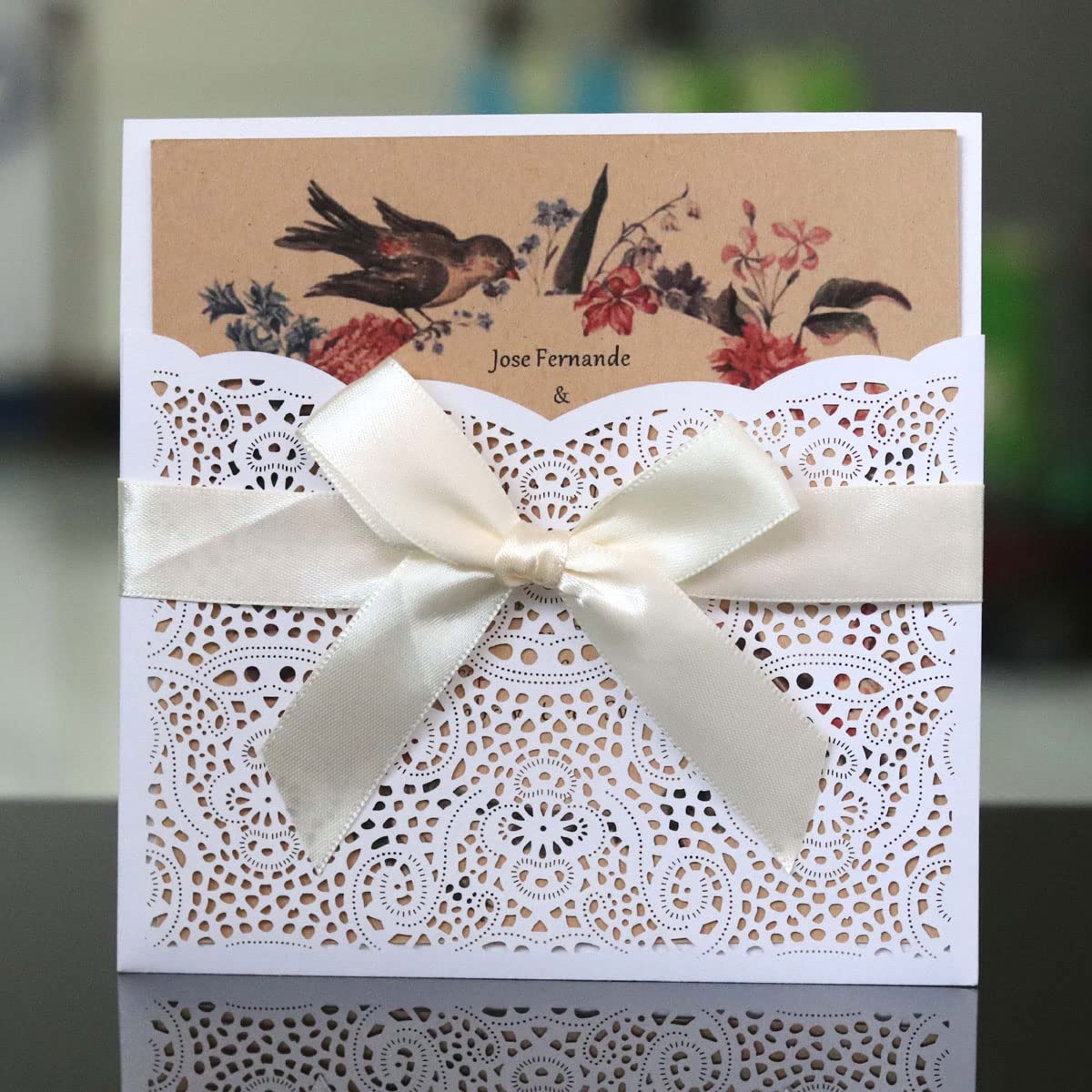 Invitations bleues découpées au laser pour célébrer votre amour et vos instants précieux