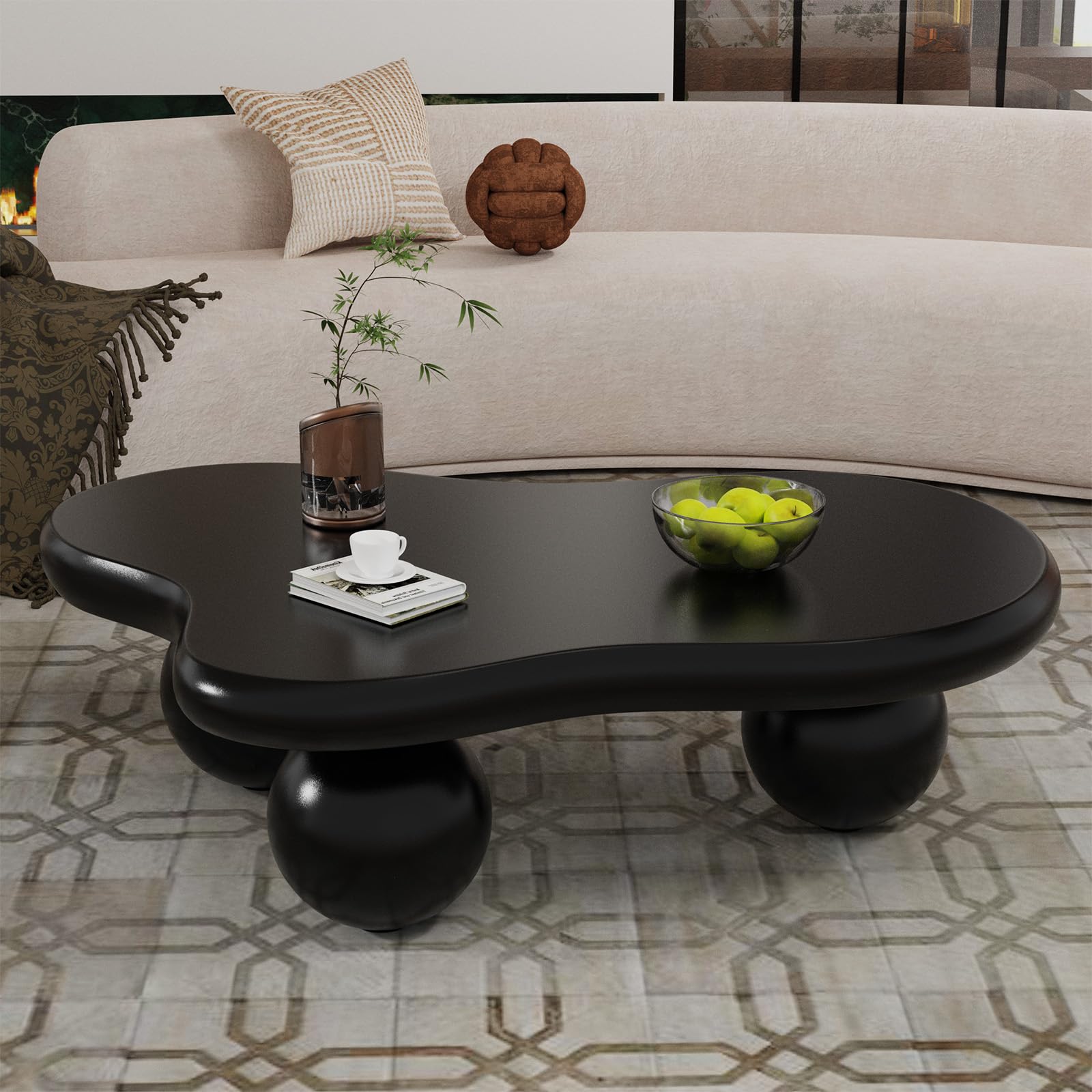 Table basse nuage asymétrique en bois avec pieds robustes pour salon