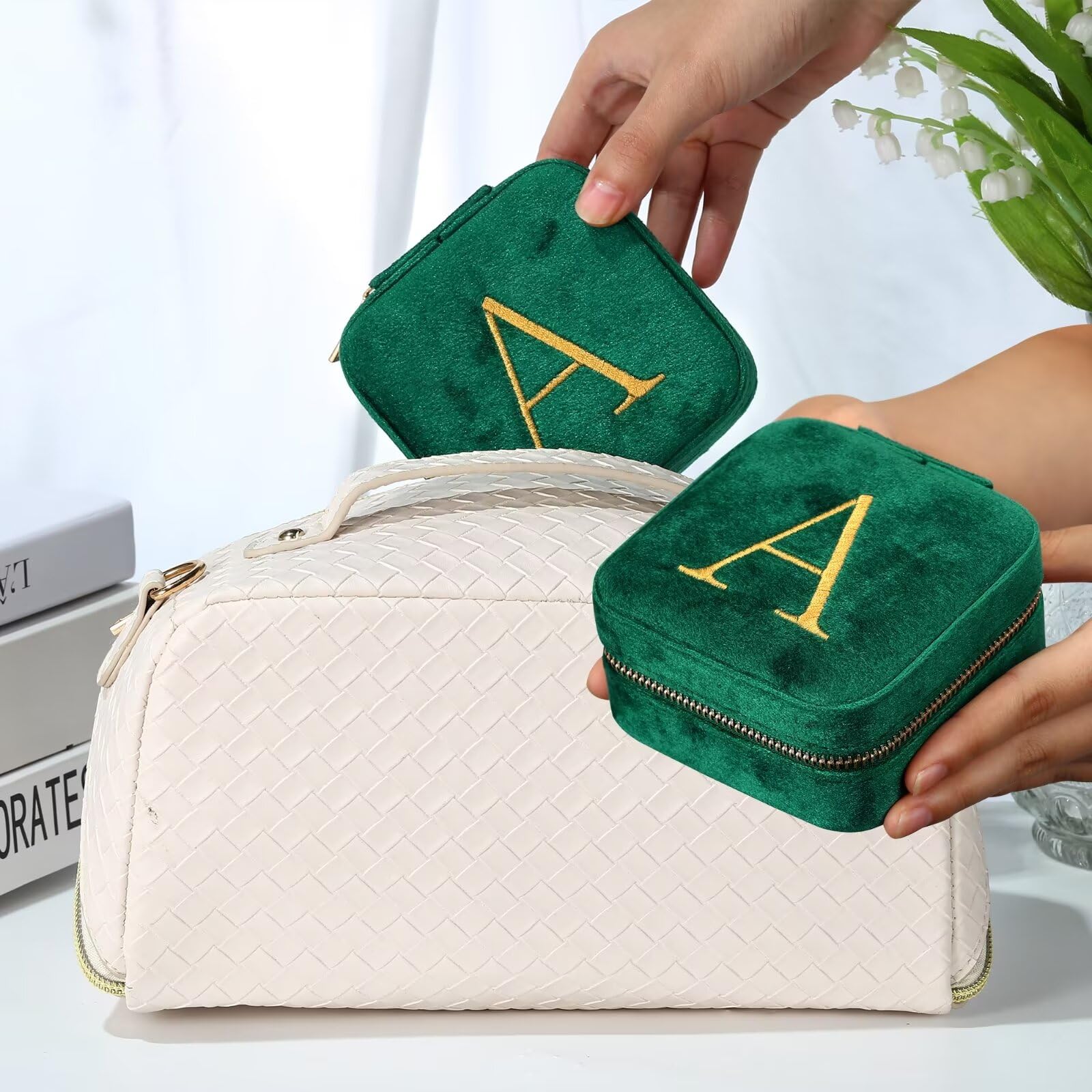 Portagioie Da Viaggio Con Lettera M - Scatola Con Specchio, Ecopelle, Interno Organizzato, 10x10x5 Cm - Foto 7