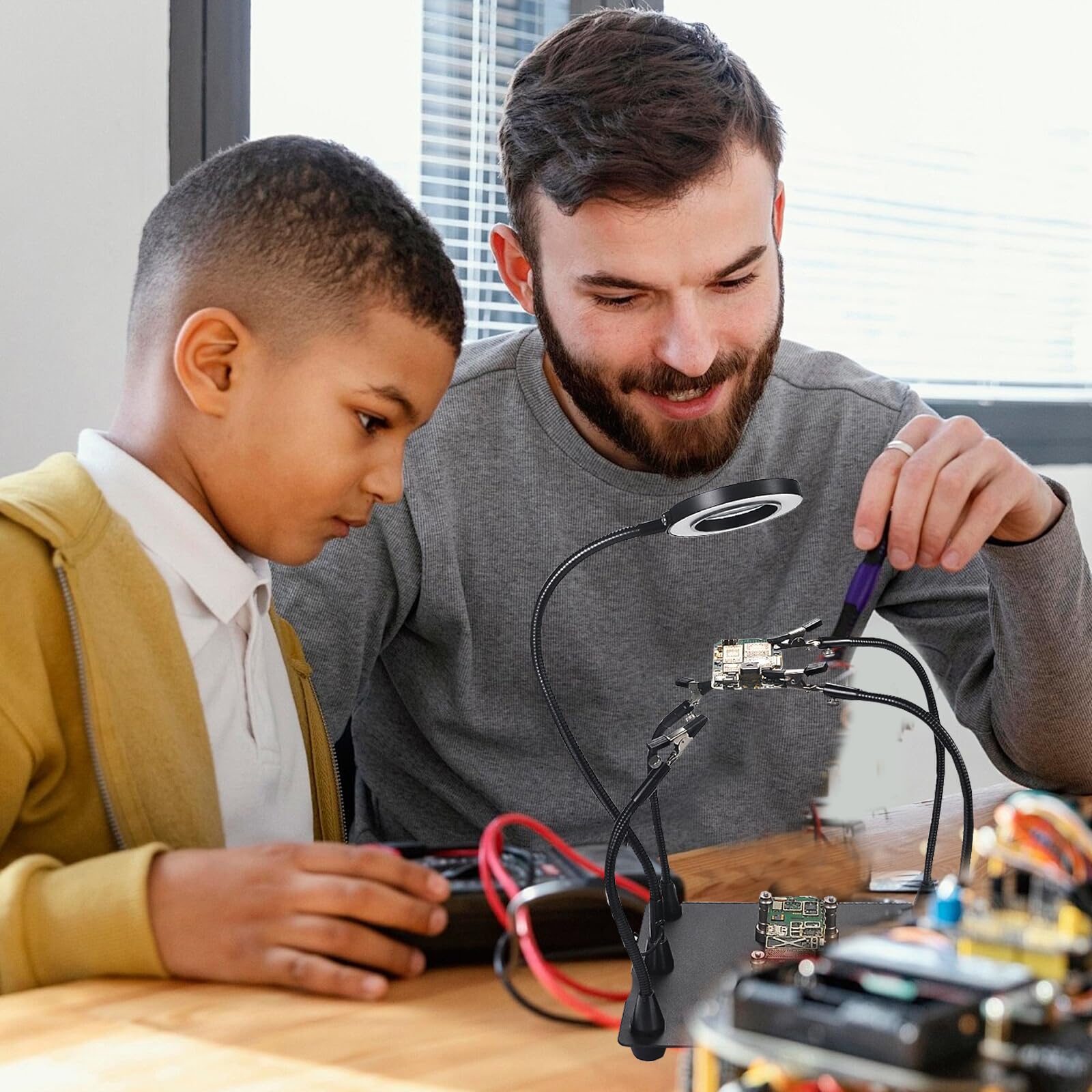 Estacion de Soldadura Magnético, Ayuda para Soldar con 4 Brazos Flexibles y Lupa LED de 6 Aumentos Manos Auxiliares Soporte para Placas de Circuito Impreso para Reparación de PCB Soldadura