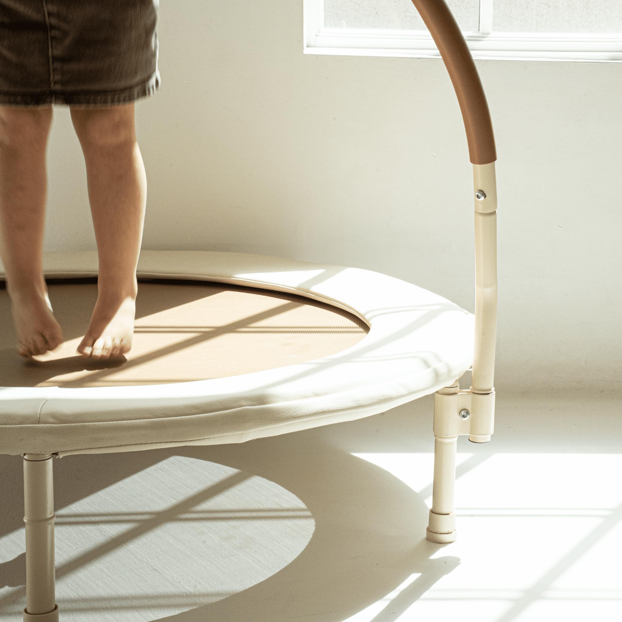 Mini cama elástica de 36 pulgadas para niños y niños pequeños, estética para interiores y exteriores, con mango extraíble, diseño de resorte elástico ultra seguro sin huecos (beige)