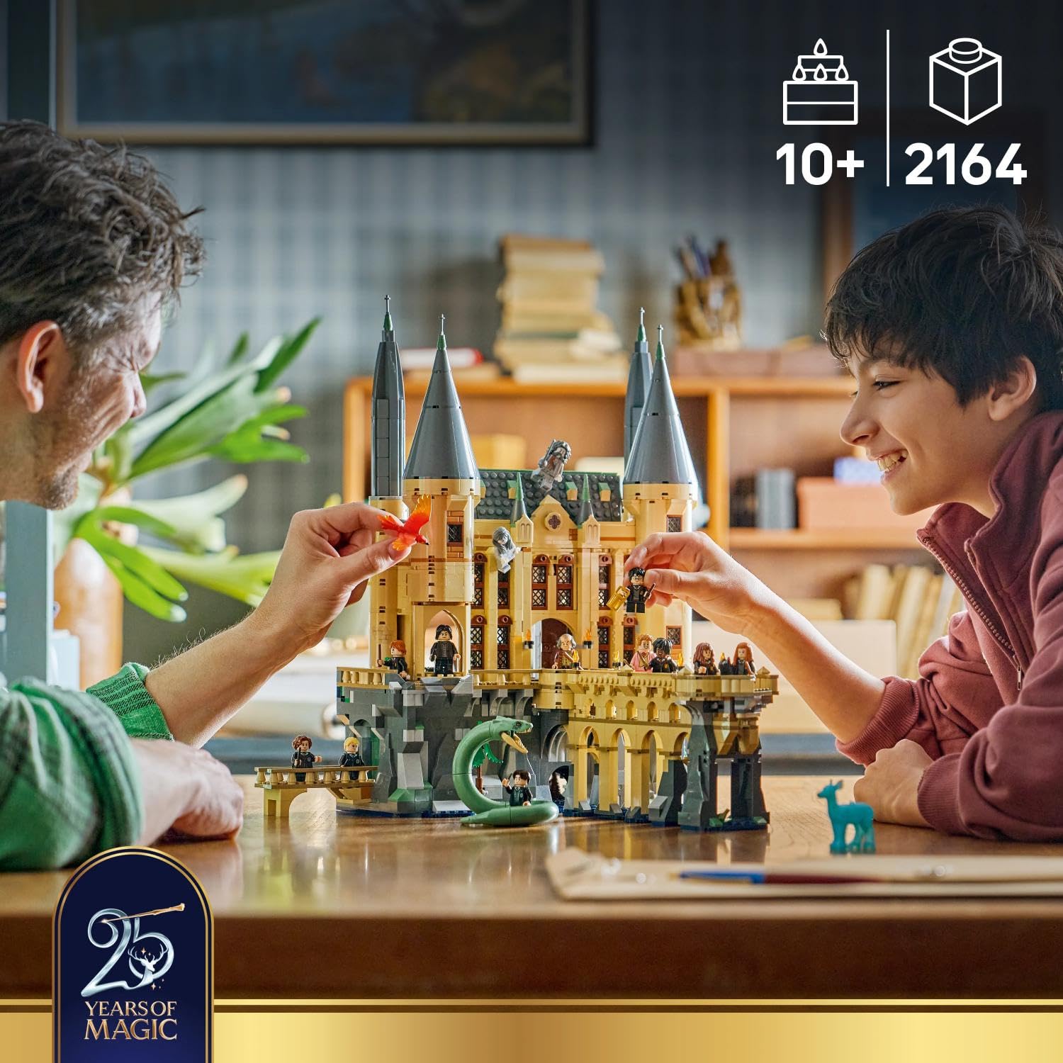 LEGO Harry Potter Castello di Hogwarts: Ala Est Giocattolo - Modello in Miniatura con 13 Minifigure e Patronus da Collezione - Decorazione Cameretta - Regalo per Bambine e Bambini da 10 Anni - 76473