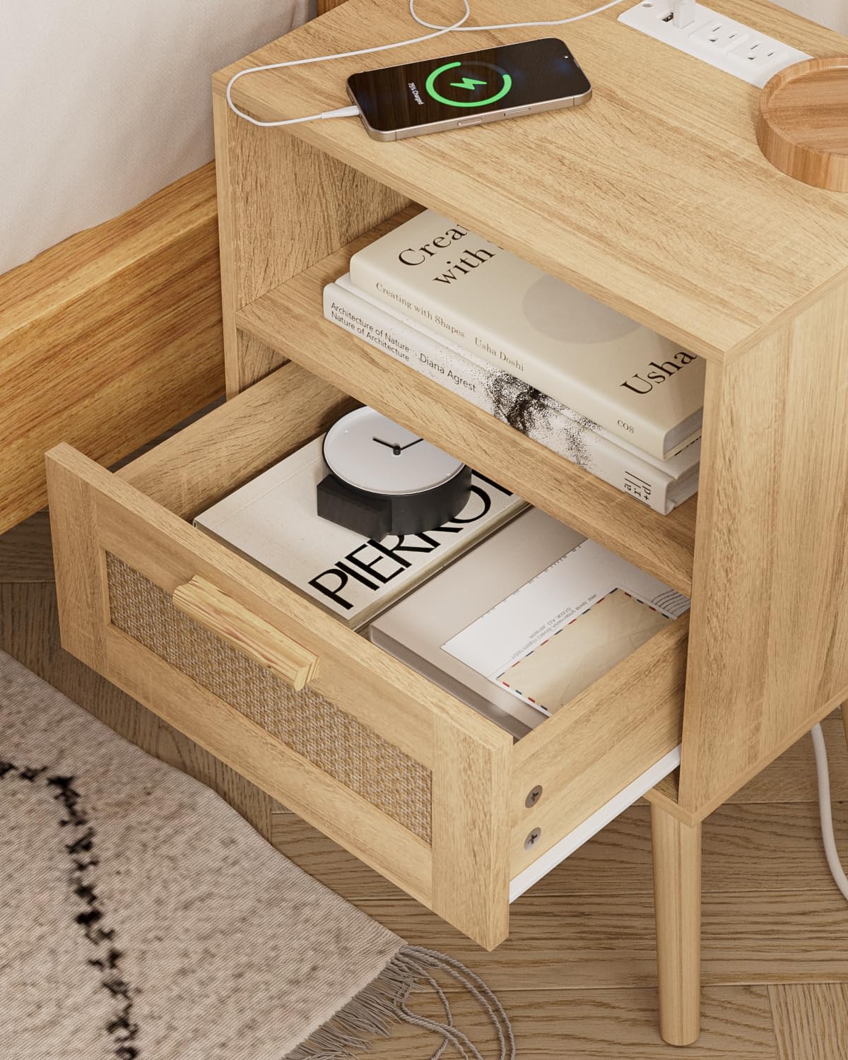 Mesita de noche de ratán con estación de carga, mesita de noche pequeña, mesa auxiliar con cajón abierto, mesa auxiliar de noche con acento de caña con patas de madera, mesita de noche moderna 5