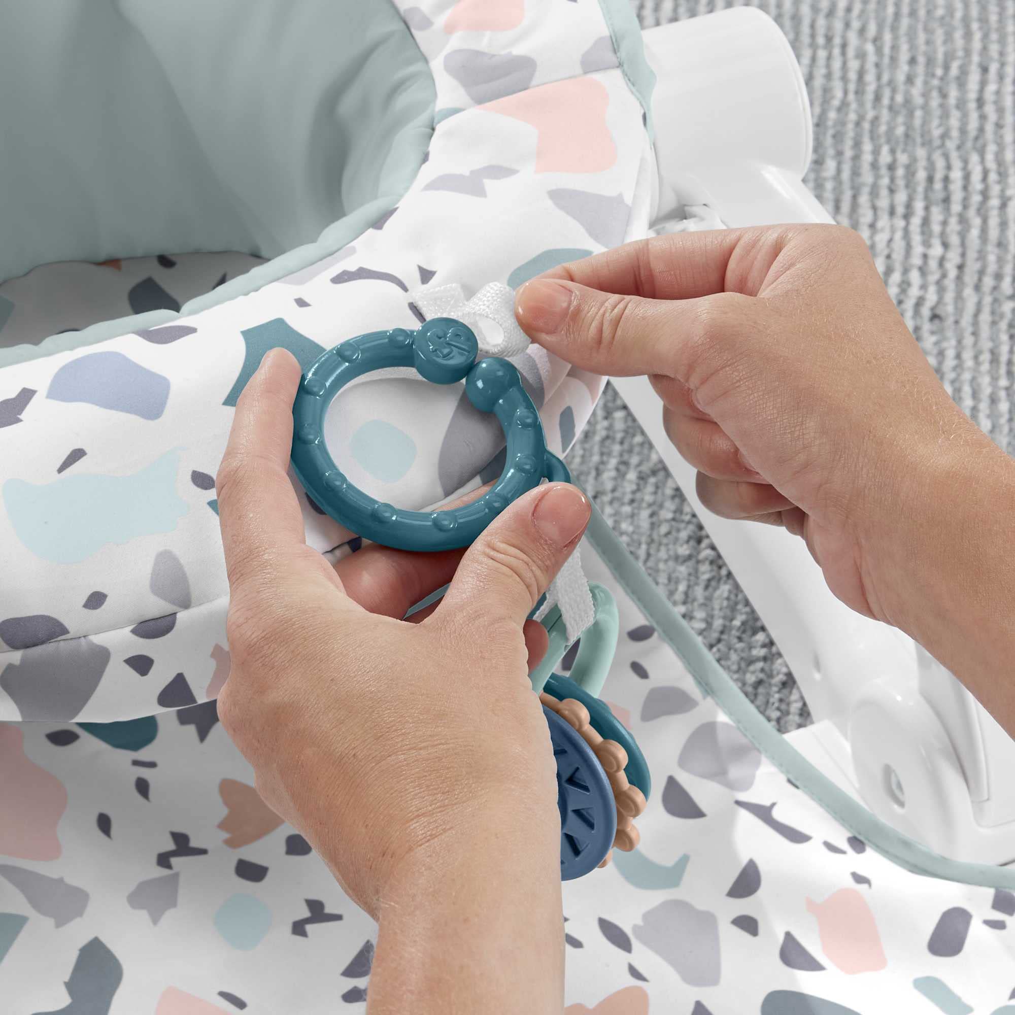 Fisher-Price Fotelik-siedzisko „Siadaj ze mną” z blacikiem, ze wzorem kamienistej plaży, przenośny fotelik dla niemowląt z zabawkami - HPF45