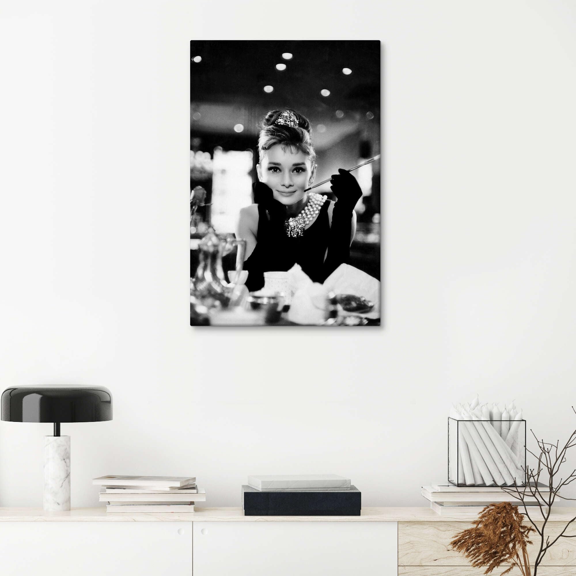 Posterlounge Audrey Hepburn in Colazione da Tiffany Stampa su tela | 40 x 60 cm di Celebrity Collection Nero e Bianco Quadri Decorazione per pareti