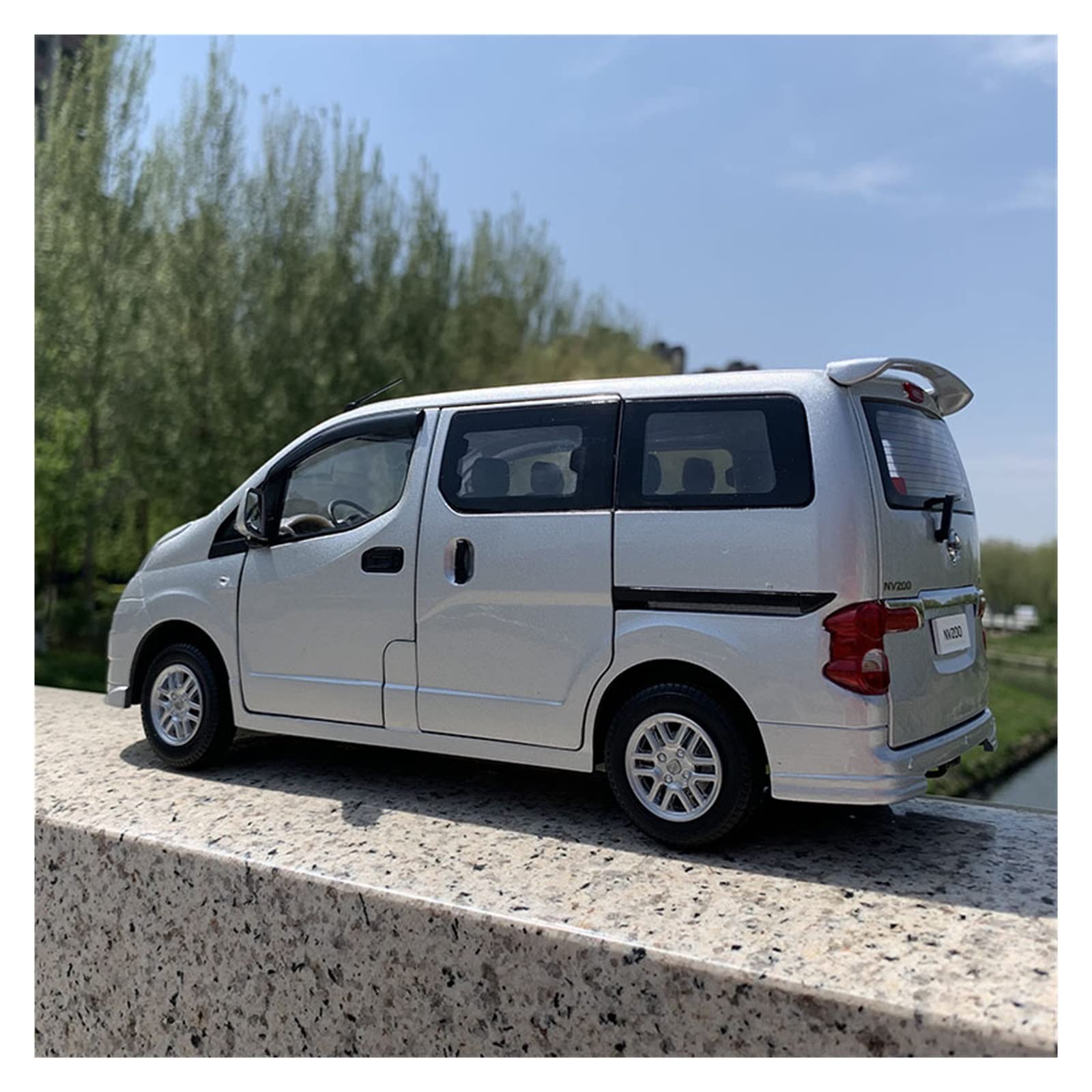 希少 1/18 日産 NV200 バネット ミニカー 希少 1/18 日産 NV200