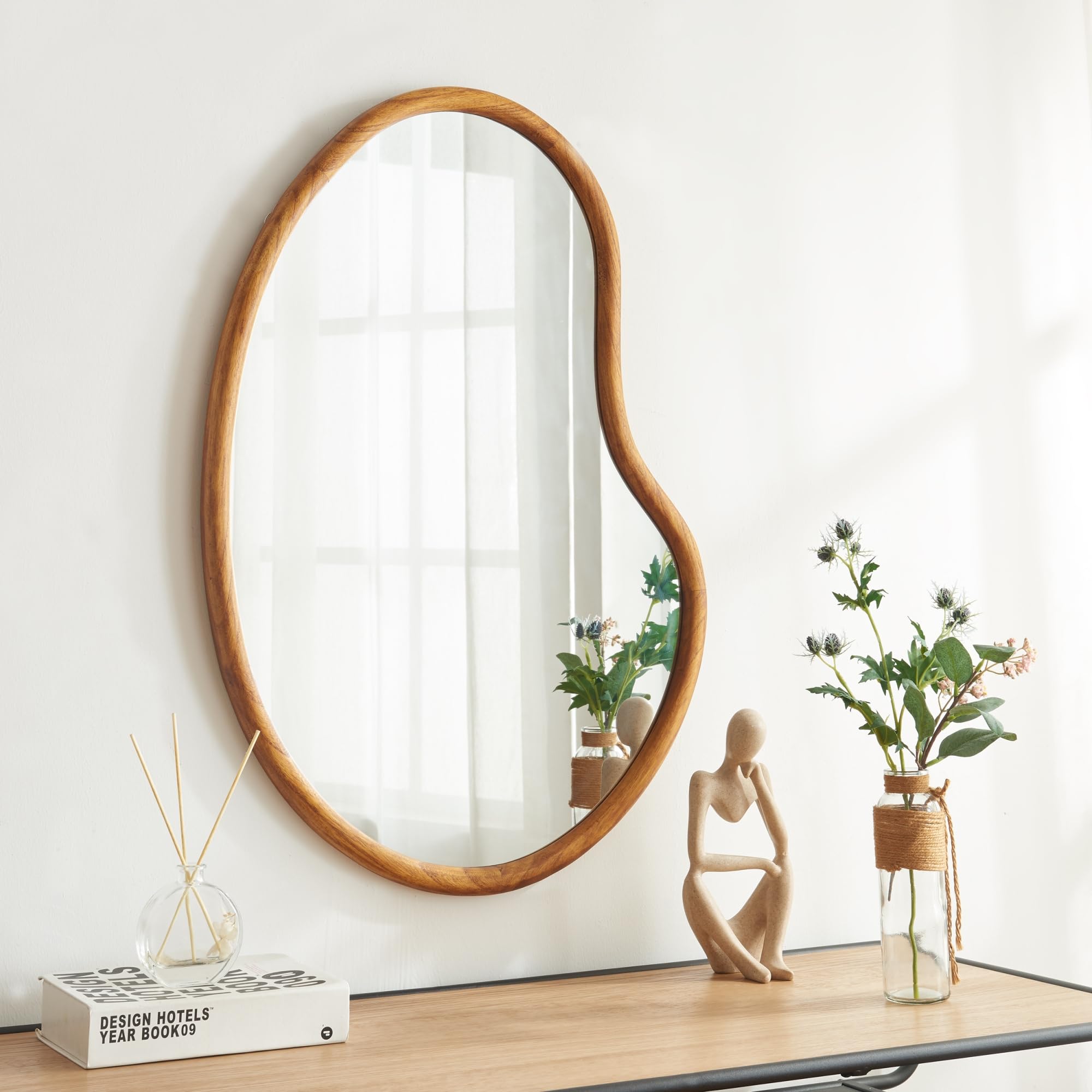 [en.casa] Espejo de Pared Asimétrico Espejo Baño Salón Elegante Diseño Atemporal con Ganchos de Suspensión Sin Distorsiones Marco Madera de Paulownia MDF 75 x 55 cm - Efecto Roble