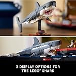 LEGO Ideas Ensemble Jaws - Kit Diorama pour Fans du Film Classique - Jouet Requin - Souvenir de Film pour Adultes - Comprend le Bateau Orca et les Minifigurines de Chief Brody, Hooper et Quint - 21350