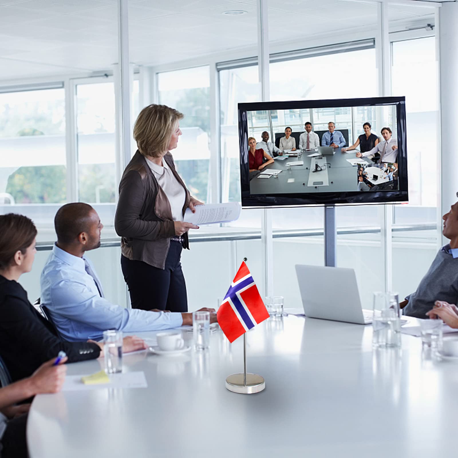 Bandera de Noruega para mesa de 9 x 6 pulgadas, incluye base de acero inoxidable y poste ajustable