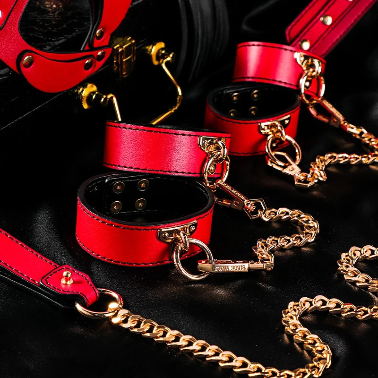 Bõndägë Set Set bondage in vera pelle rossa BDSM Kit di giocattoli sessuali Manette di ritenuta Collare Gag Frusta Prodotti erotici Donne Coppie