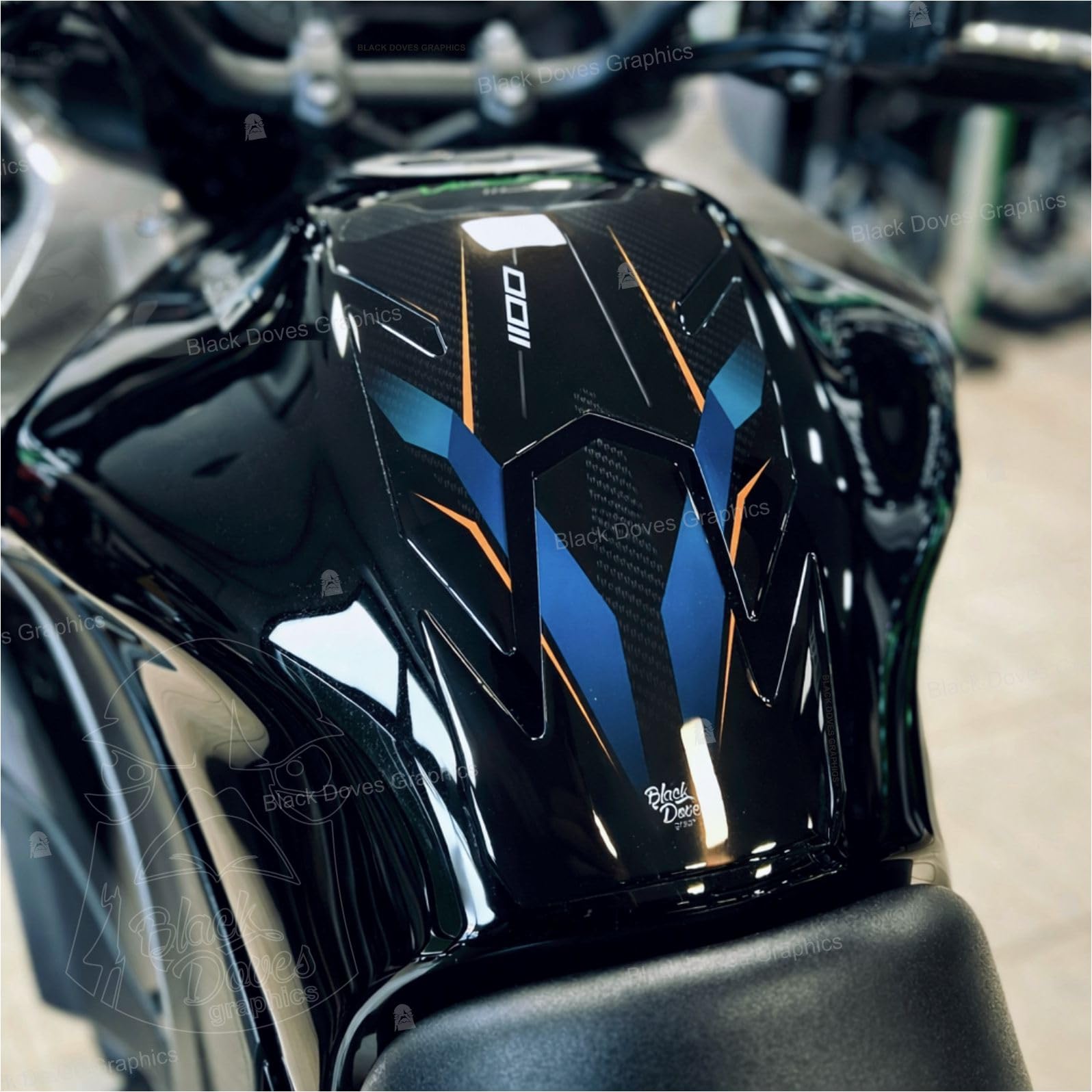 Black Doves Graphics 3D-Aufkleber aus Harz kompatibel mit Kawasaki Versys 1100 SE 2026 (BU1) | Made in Italy (Tankschutz)