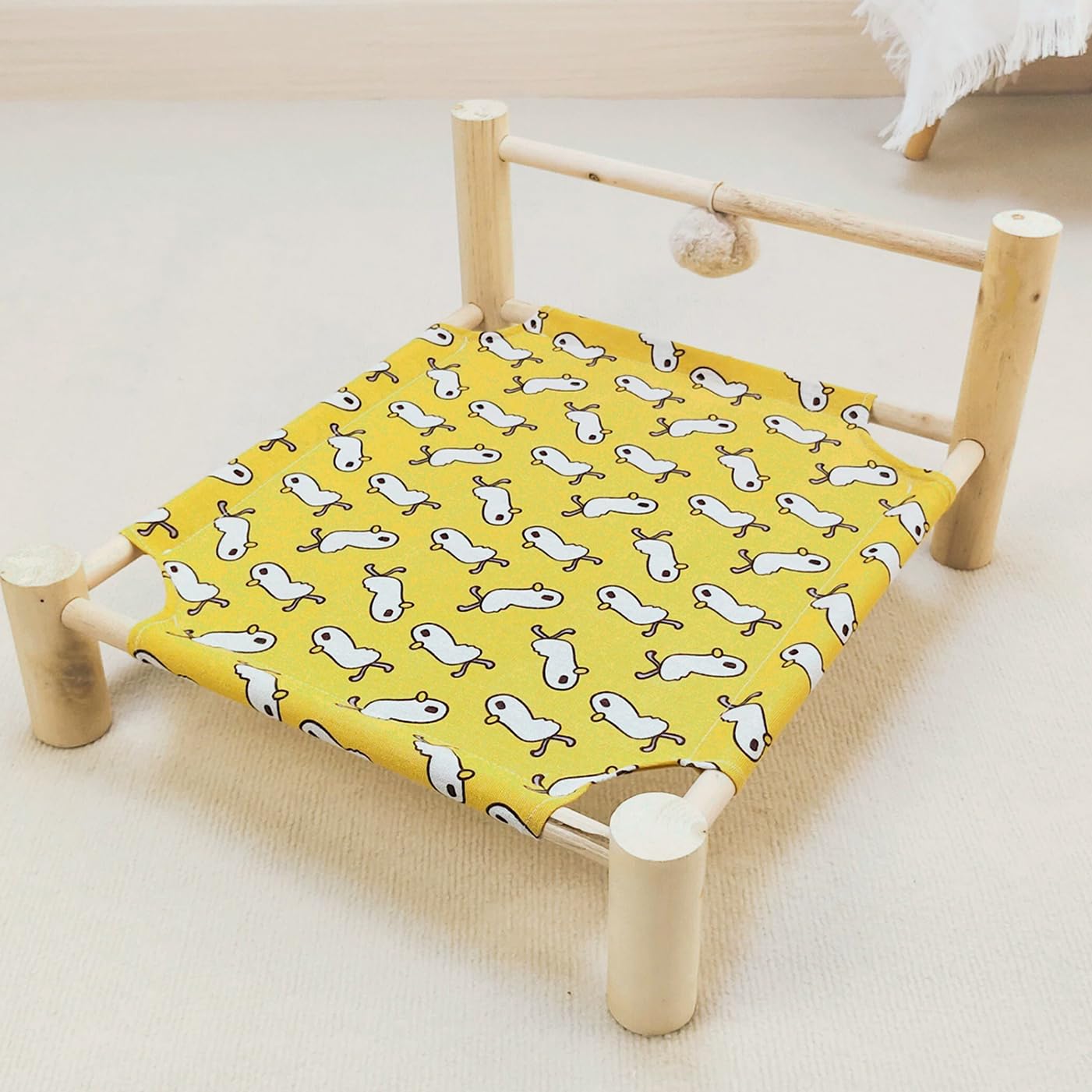 Lit surélevé en bois noble avec couchage en lin lavable pour chat