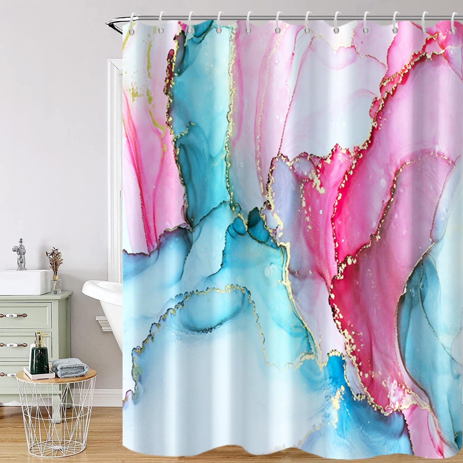 Rideau de douche rose au motif abstrait pour sublimer la décoration du bain