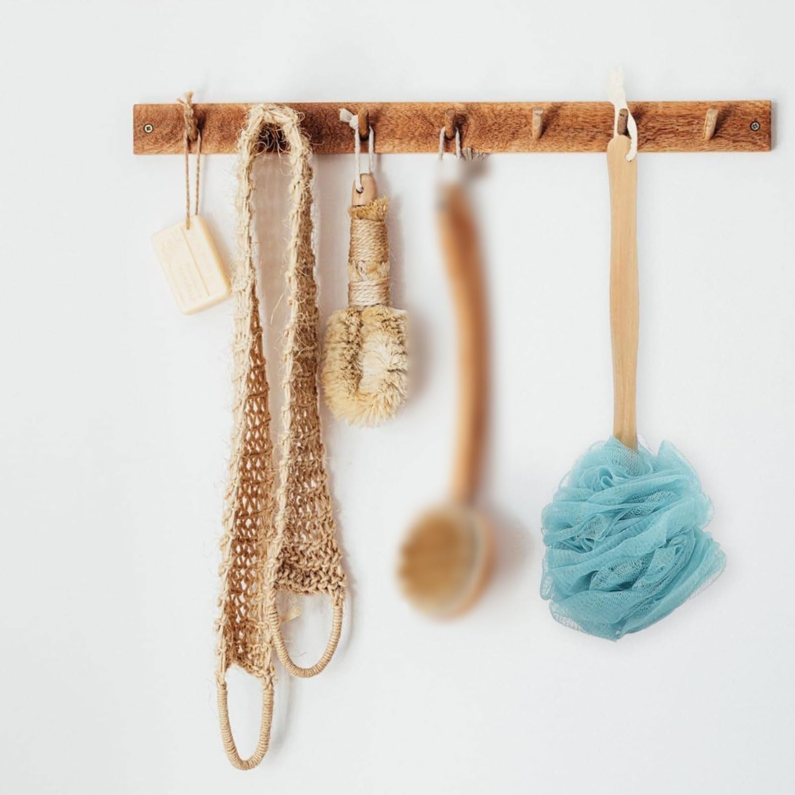 Ergonomía Frotador de espalda de madera for montaje en pared de la Ducha, cepillo de ducha con mango largo, puede producir espuma rica for hombres y mujeres mayores fácil de espumar
