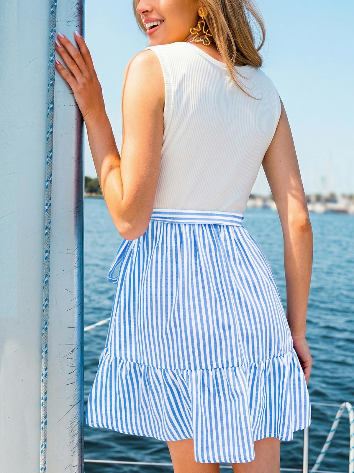CUPSHE Damen Sommerkleid Rundhals Tank Ärmellos Blumen Strand Minikleid | Sommerliches A-Linien Kleid mit Bindeschleife an der Taille und weich fallendem Volantsaum.