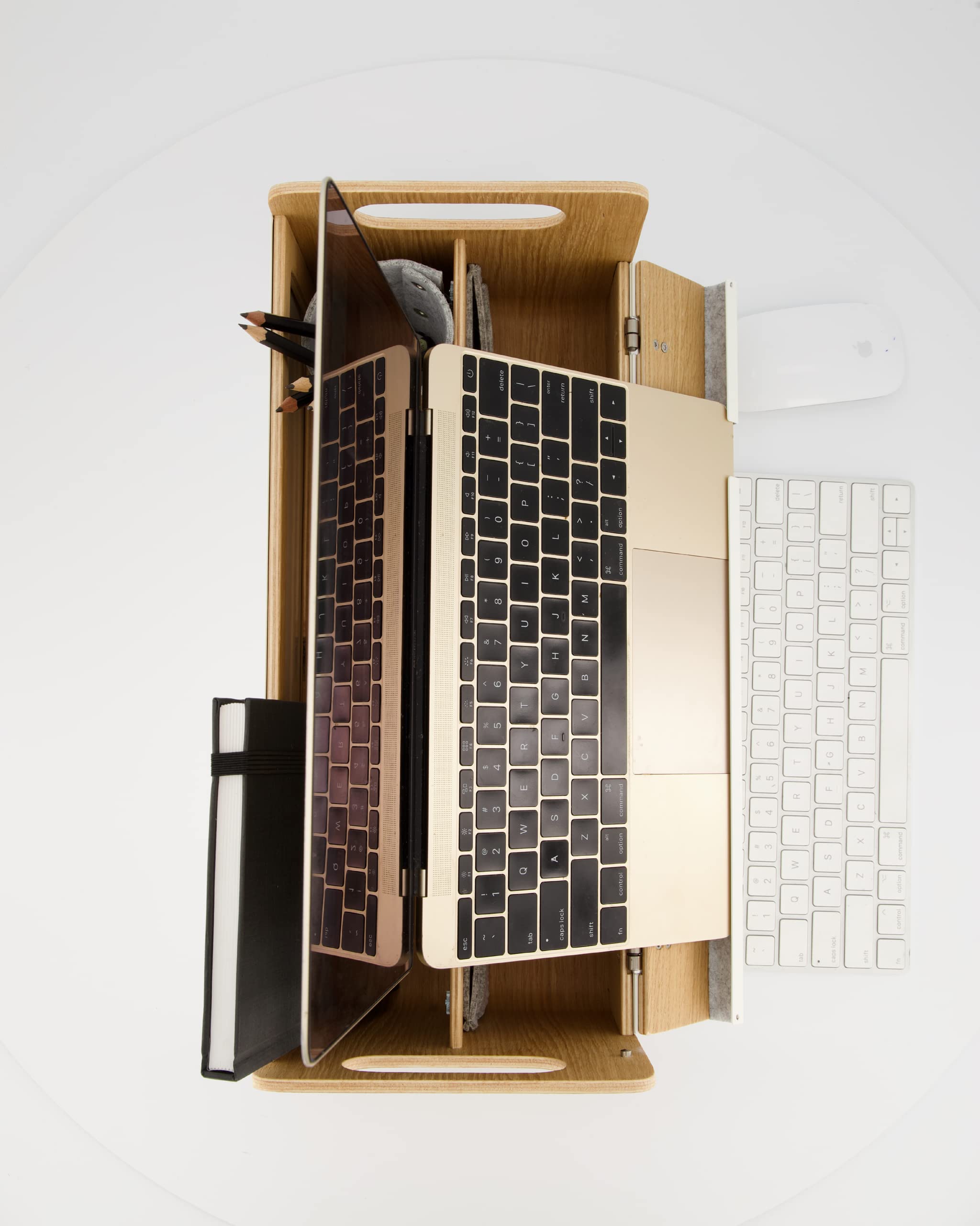 Gustav Original – Mobiler Laptopständer & Schreibtisch-Organizer aus Holz & Aluminium | Ergonomisch, tragbar, für Büro, Home-Office & Unternehmen (bis 15 Zoll)