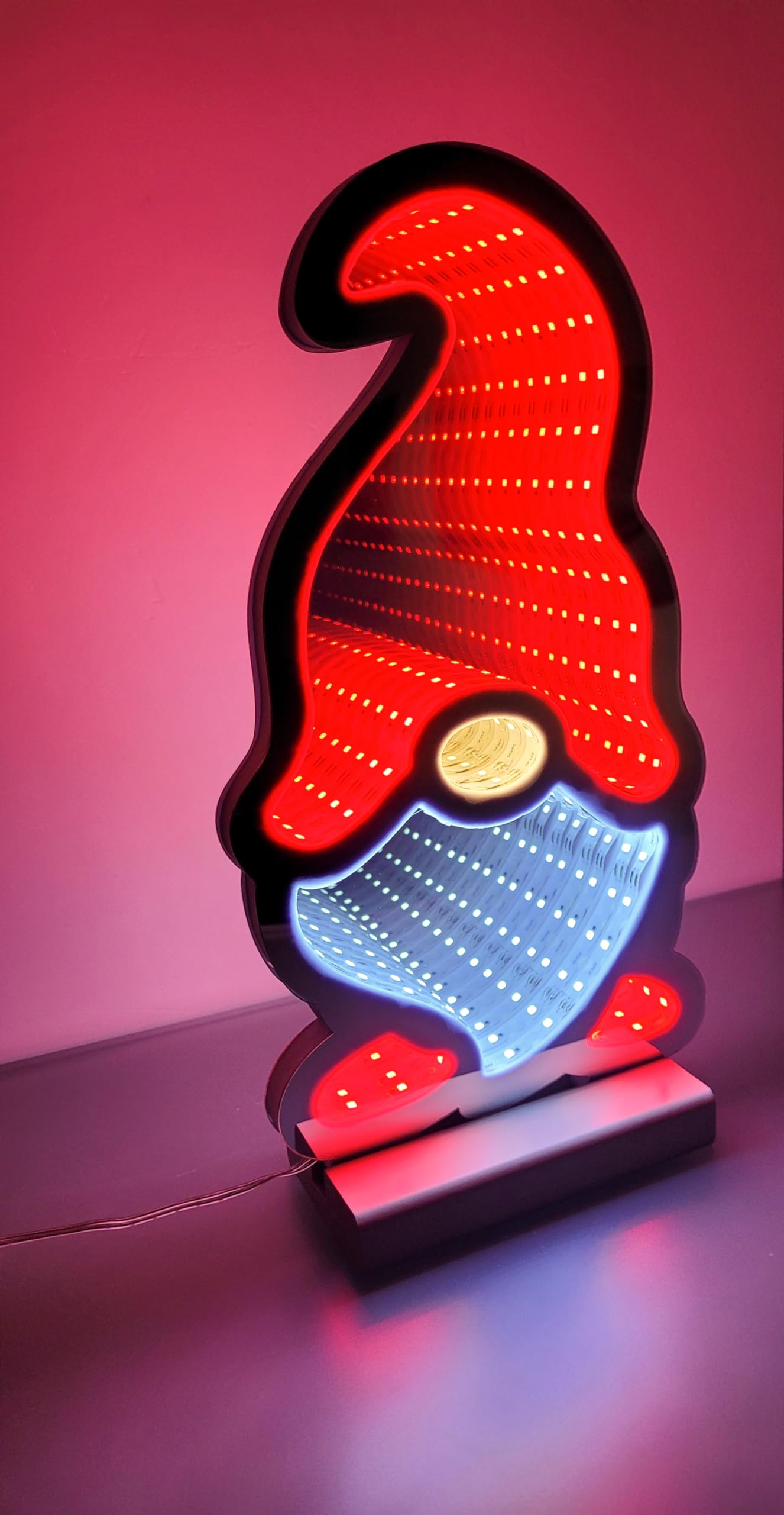Brandsseller Éclairage de Noël LED avec effet infini – Figurine décorative Lutin en plastique avec minuterie 6/18 h et câble 3 m, décoration intérieure moderne (16x7x30 cm)