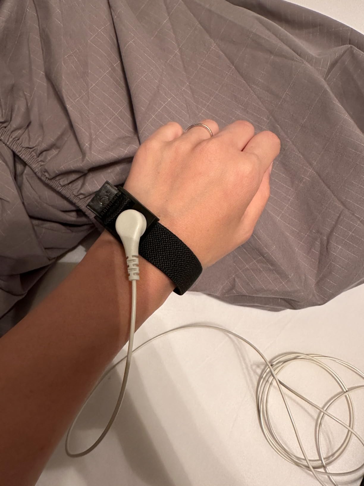 Fitted Grounding Sheets for Earthing, 5% Silver Fiber + 95% Certified Organic Cotton for Better Sleep and Pain Relief. Deep Pockets. Includes Grounding Wristband & Cords