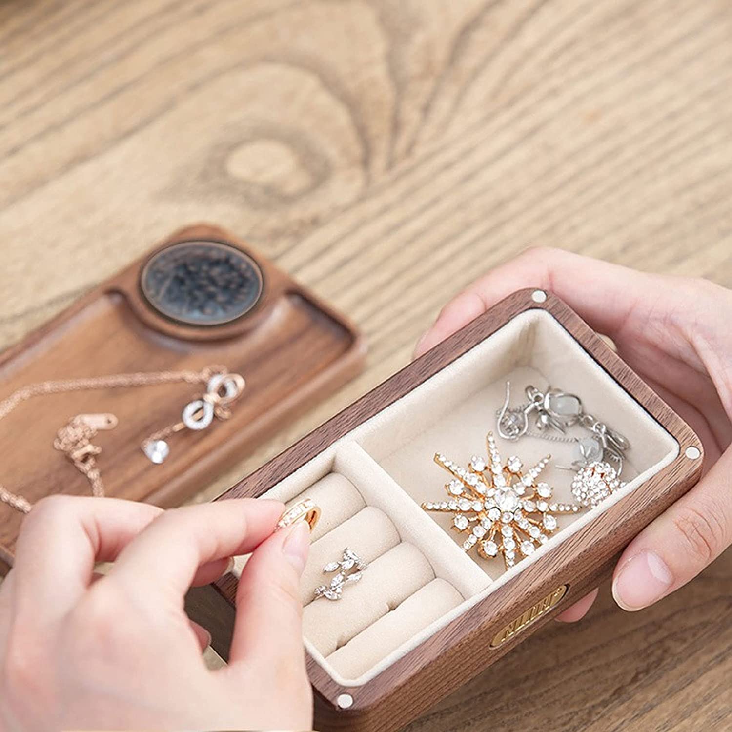 Przechowywanie Biżuterii Małe Pudełko Z Biżuterią Naszyjnik Przechowywanie Pierścionków Drewniana Rzeźba Organizator Biżuterii Case Travel Organizer Biżuterii Box Dla Kobiet Pudełko na Biżuterię