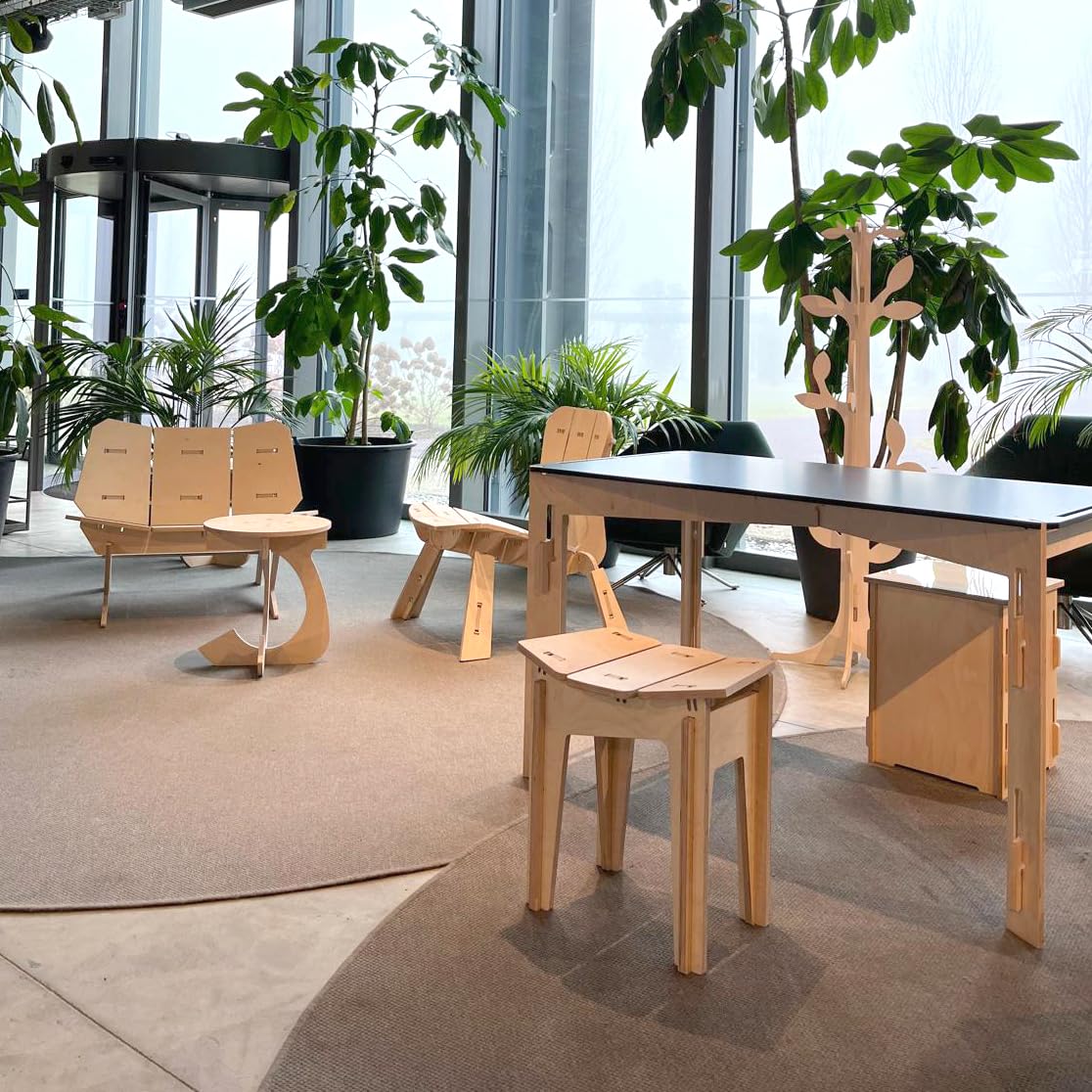 Taburete bajo de madera natural de abedul, ergonómico, altura 46 cm, asiento contorneado, silla pequeña de cocina, taburete de bar, comedor, taberna o terraza.
