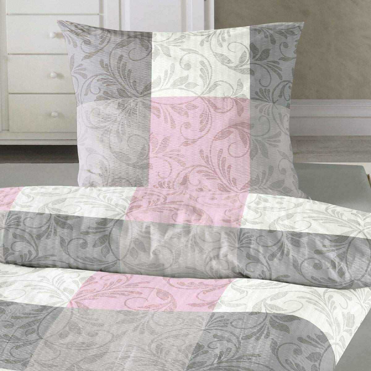 Traumschlaf Seersucker Bettwäsche Fleur aus Baumwolle - luftige Sommerbettwäsche mit floralem Karomuster in Rosé - 155x220 cm + 80x80 cm