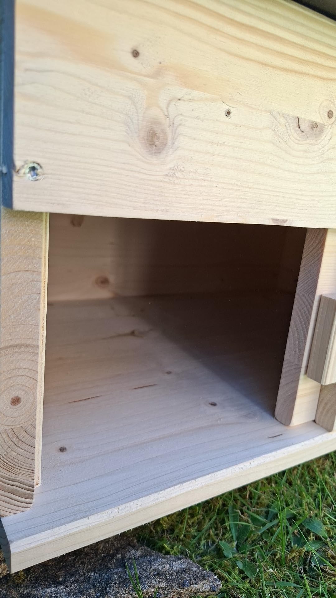 Schildkrötenhaus mit verschließbarem Eingang, Boden und abnehmbares Dach aus 18mm starkem Fichtenvollholz 2X wetterfest imprägniert (SK02N)