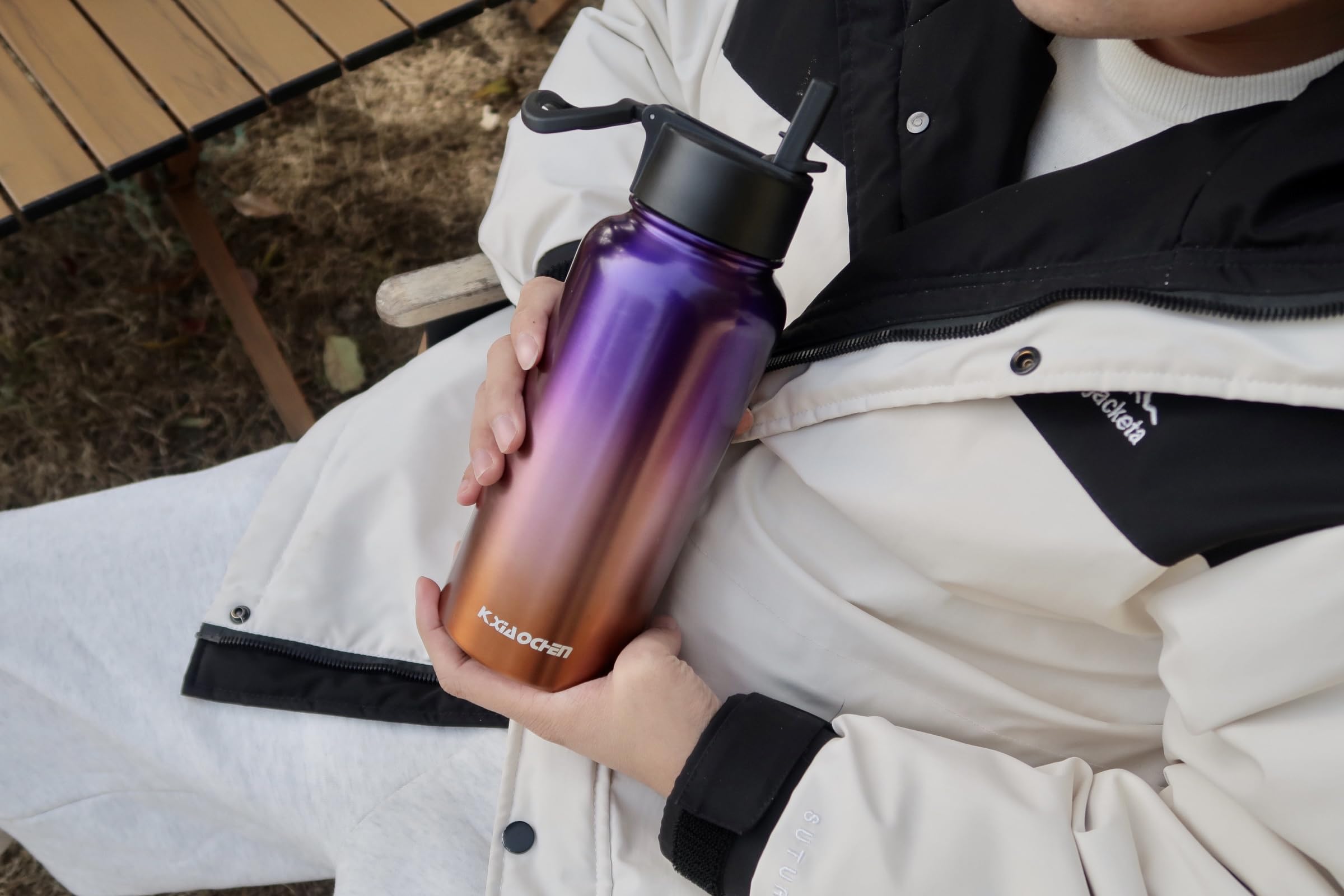 KXIAOCHEN Isolierte Wasserflasche mit Riemen, kalt für 48 Stunden, auslaufsicher, dreiwandige Edelstahl-Sport-Trinkflasche mit Strohhalm und Ausgießer, für Fitnessstudio, Wandern, Reisen, 900 ml
