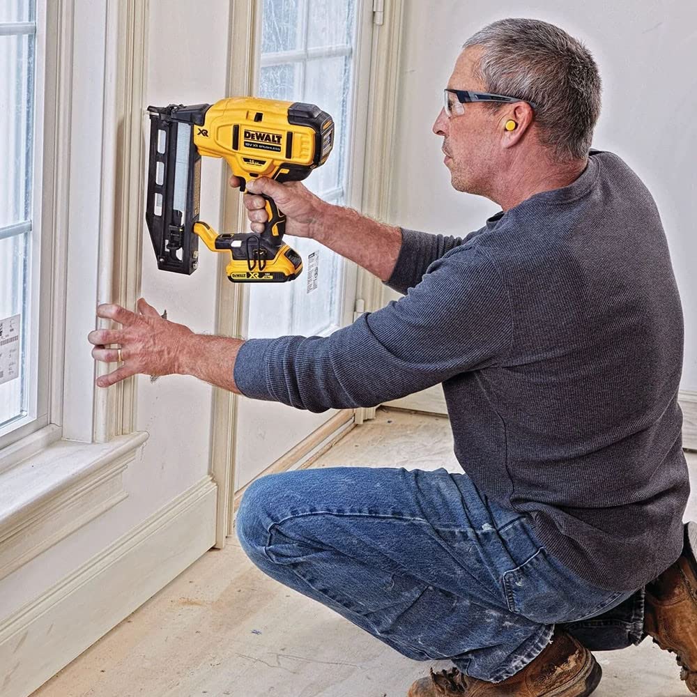 DeWalt - Clavadora de Acabado sin escobillas XR 18V sin cargador/batería con maletín TSTAK 16Ga para clavos de 1,6mm diámetro y 32-64mm largo