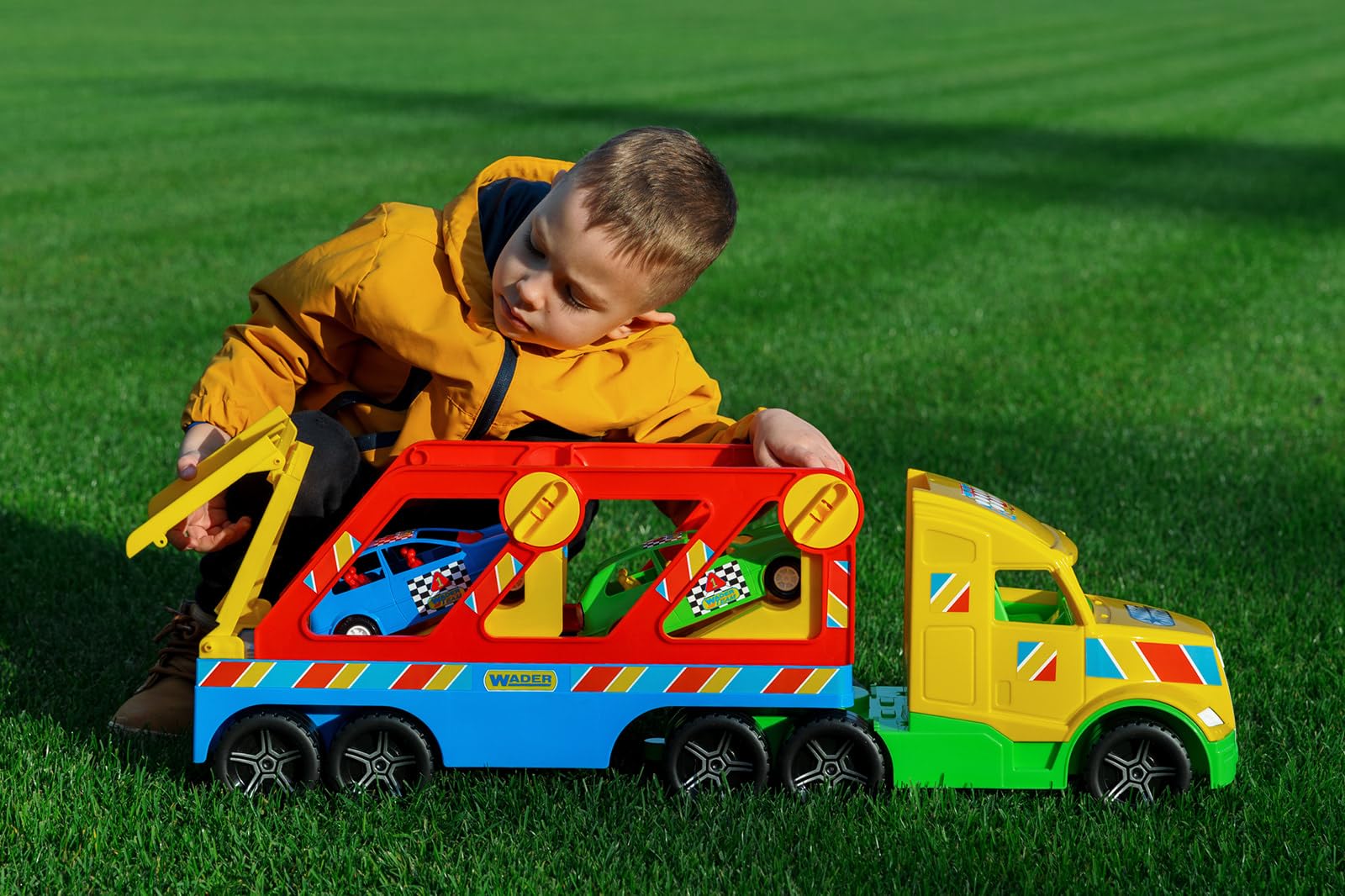 Wader 36361 - Magic Truck mit Zwei Autos und Rampe, Größe ca. 59,5 cm, für Kinder ab 3 Jahren, geeignet als Geschenk für kreatives Spielen