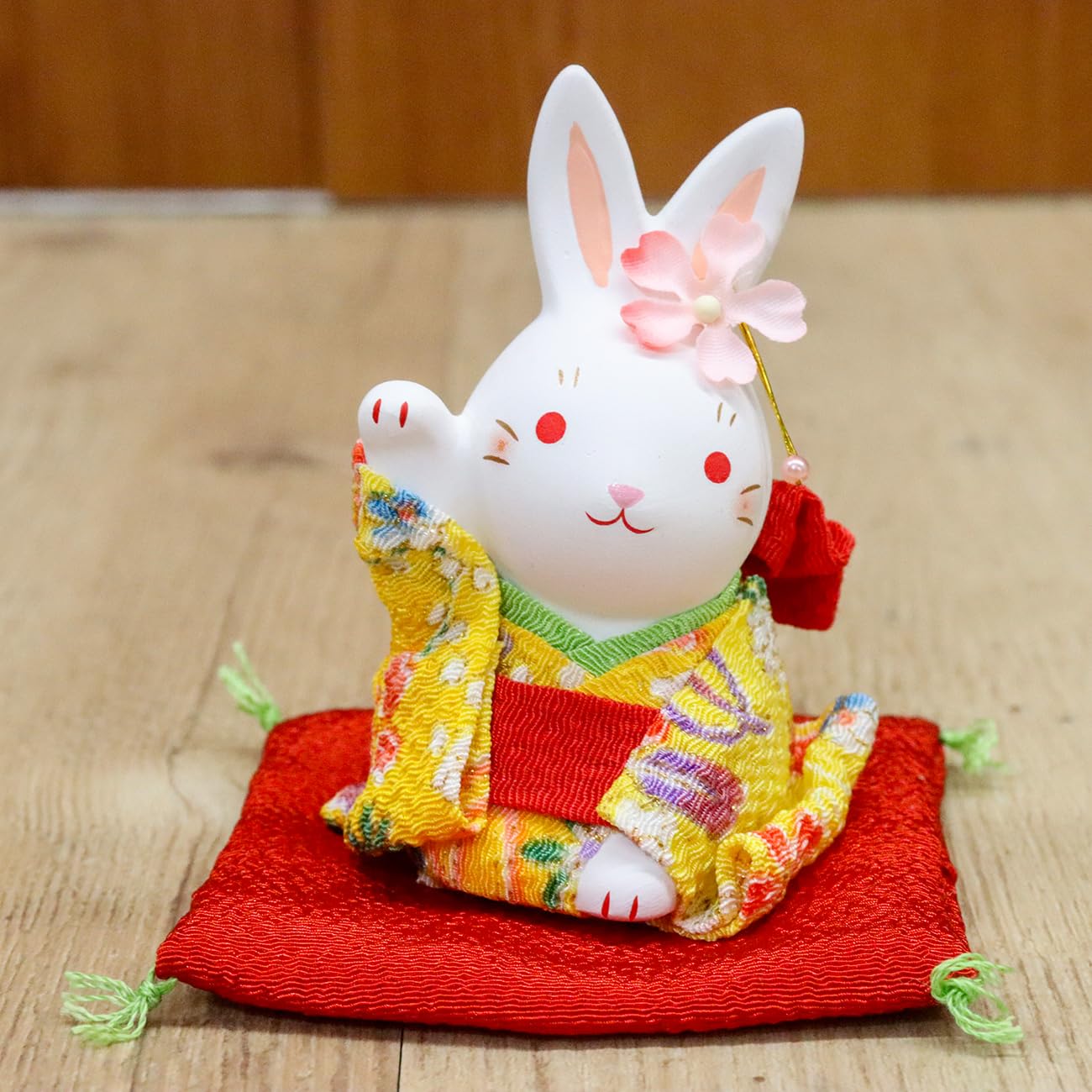 Amazon.co.jp: 薬師窯 うさぎの置物 錦彩 ちりめん花うさぎ(右手上げ