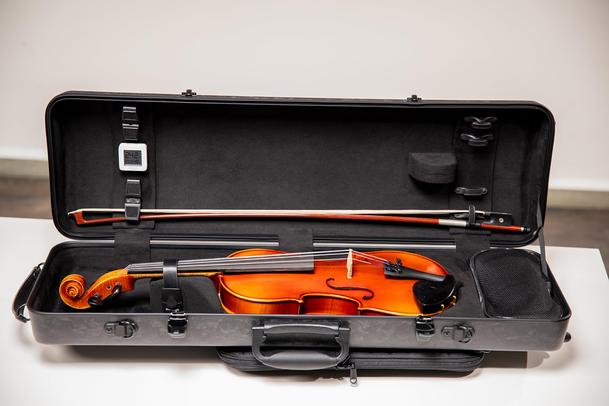 GEWA Étui à violon Camouflage Carbon – coque en carbone – suspension rembourrée – hygromètre numérique – sangles de sac à dos amovibles – pochette à partitions amovible – avec poignée latérale