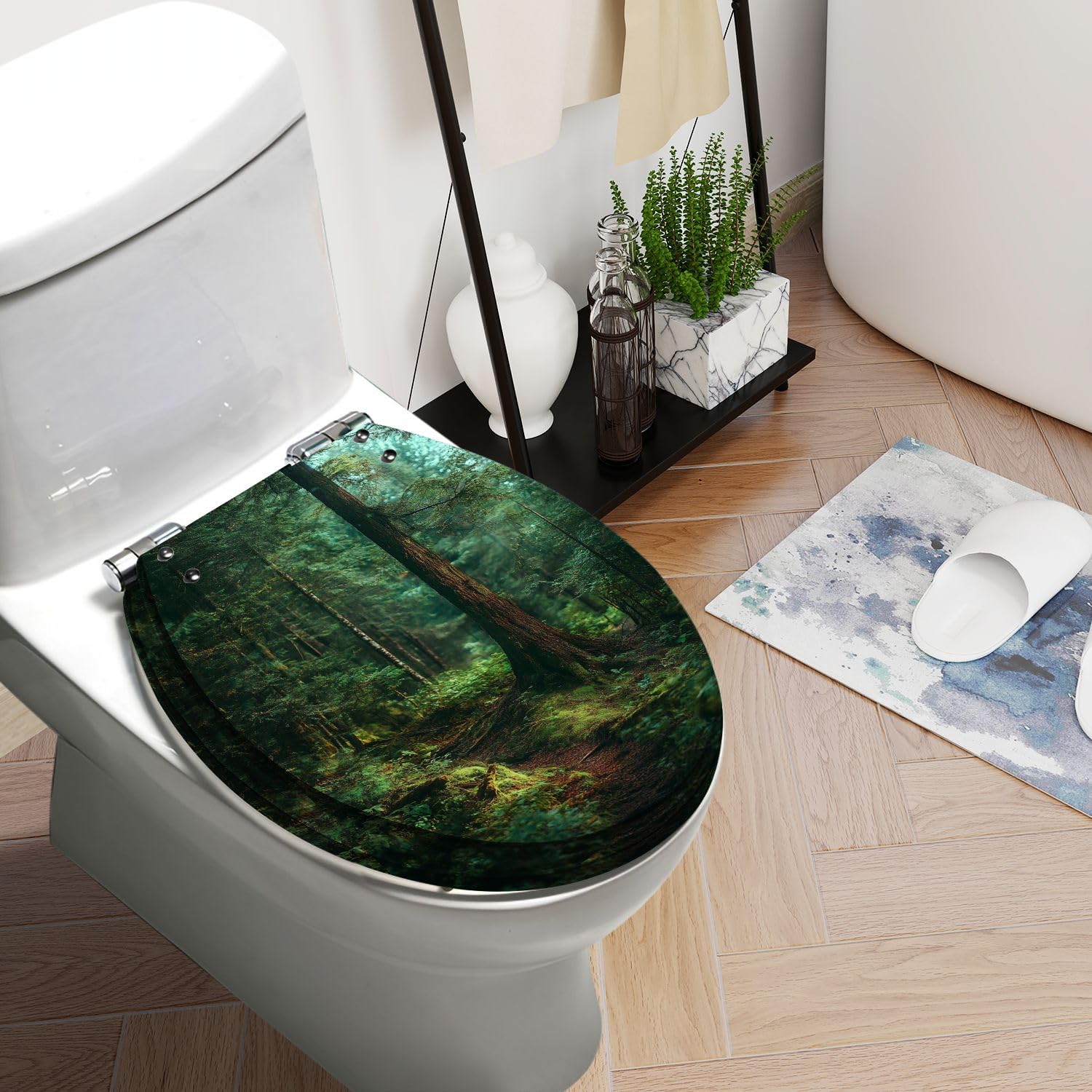 Abattant de toilette rond en résine vert foncé, motif forêt moussue et sentier envahi par la végétation. Fermeture lente et silencieuse grâce à des charnières à dégagement rapide. Couvercle