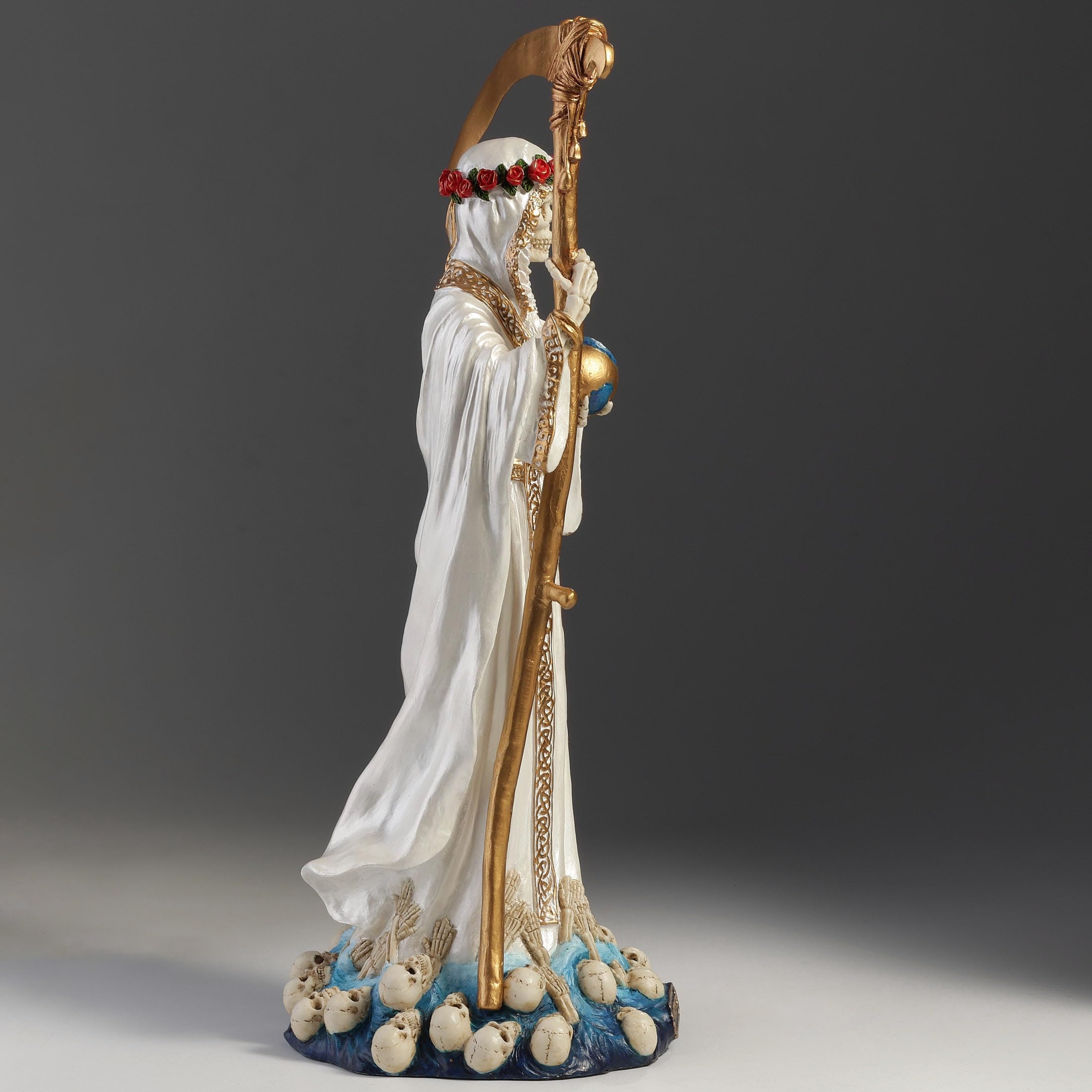 Veronese Design Escultura de resina de Santa Muerte de 11 1/2 pulgadas con acabado en oro blanco