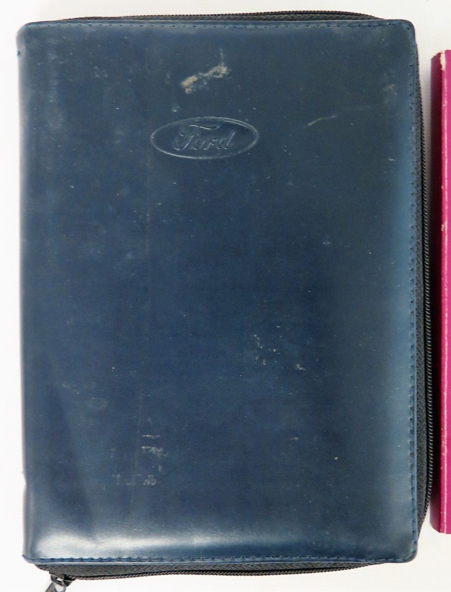 Nærbillede af den blå lynlåsetui til instruktionsbogen til Ford Ranger fra 1997.