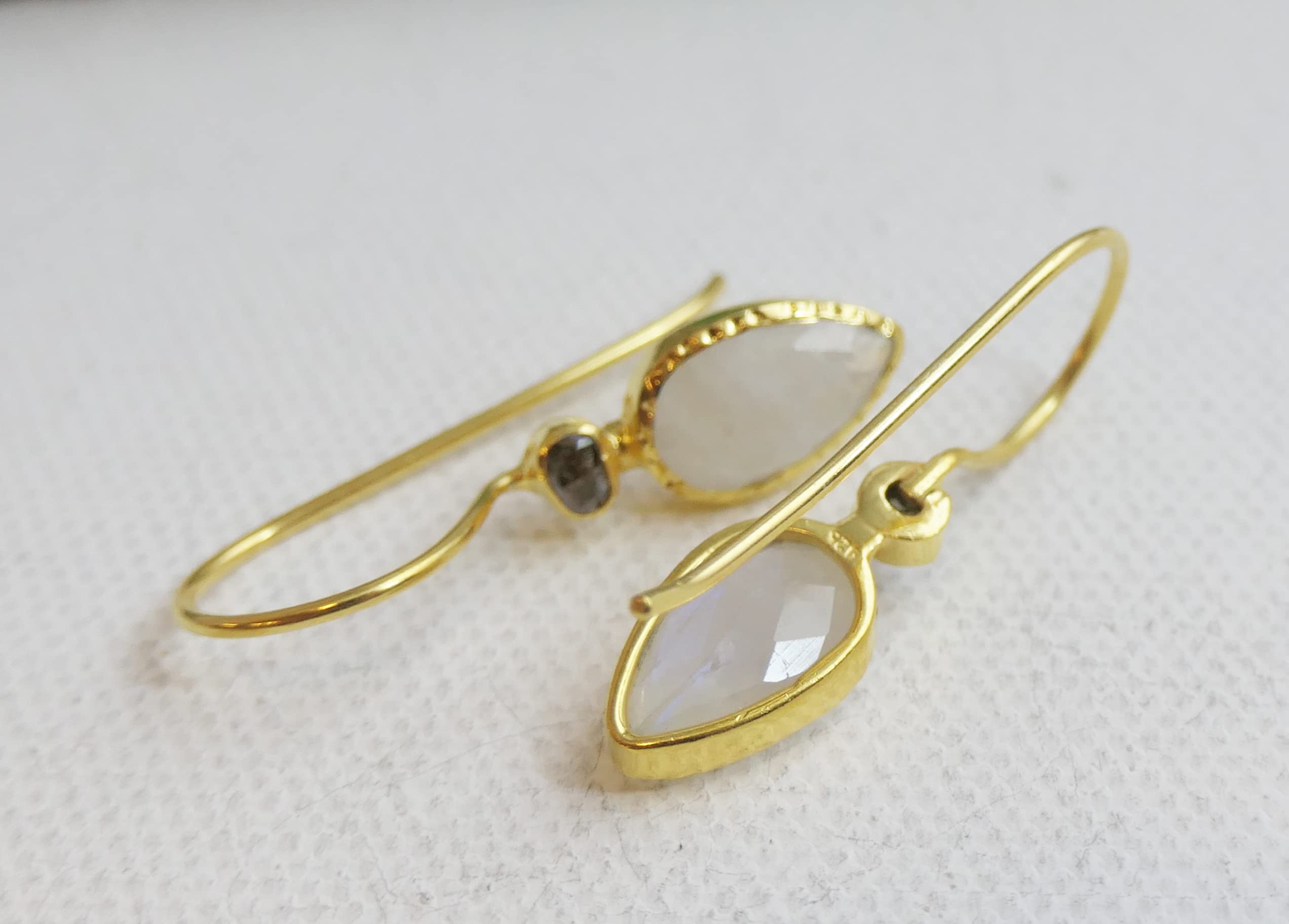 Pendientes de plata de ley con piedra de luna y diamantes chapados en oro