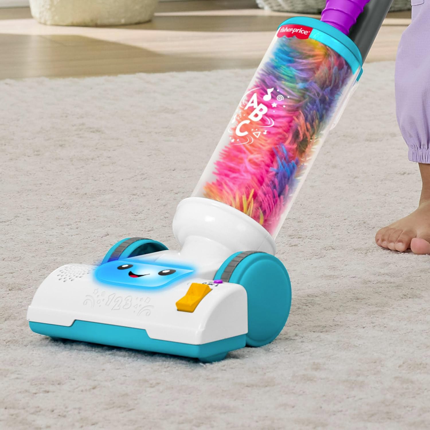 Fisher-Price Odkurzacz i miotełka 2 w 1, zestaw zabawkowy z 45 piosenkami, światłami i dźwiękami, wprowadzającymi alfabet i cyfry, wersja włoska +ES+in+PT, 2 lata, JMM34