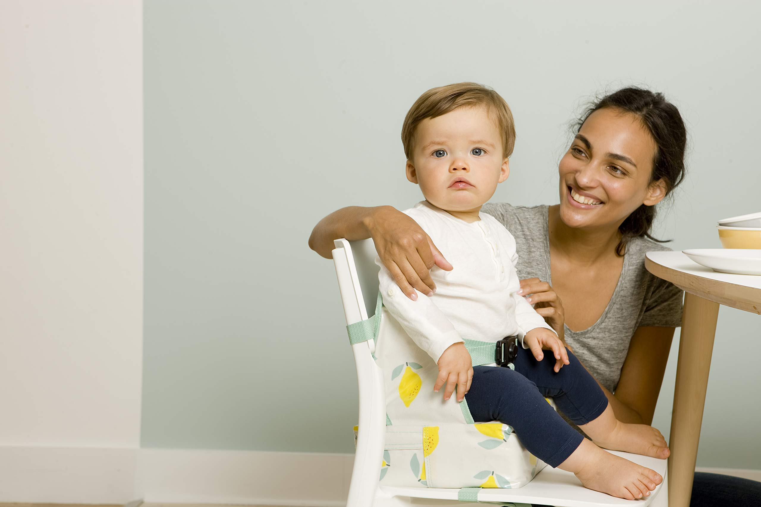BabyToLove | Rialzo nomade pieghevole con cuscino morbido e imbracatura sicura per pasti all'aperto o a casa | Happy Lemon