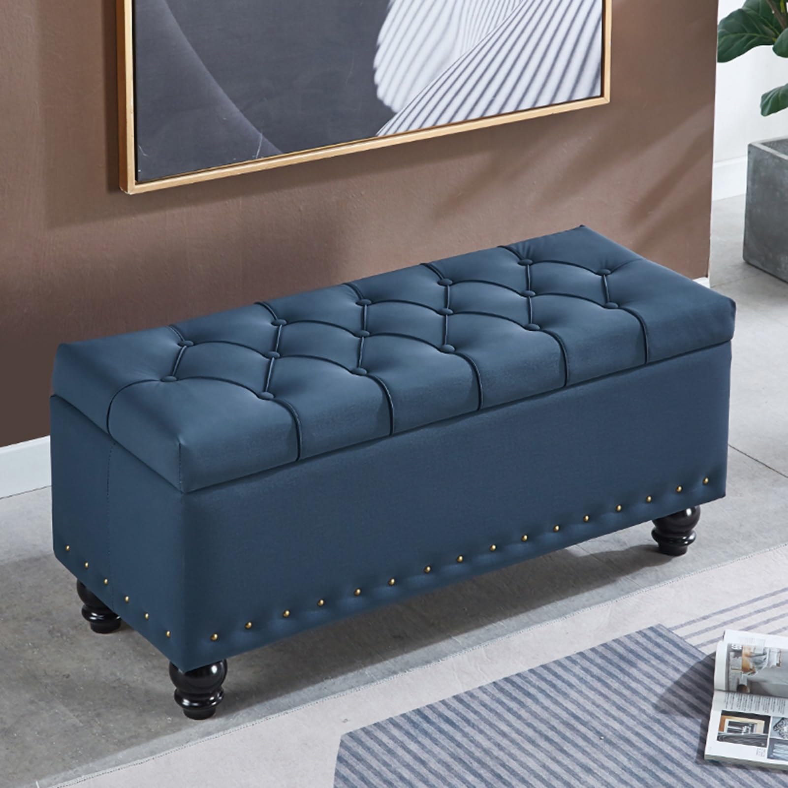 Ottoman de rangement bleu marine au design capitonné et finitions cloutées
