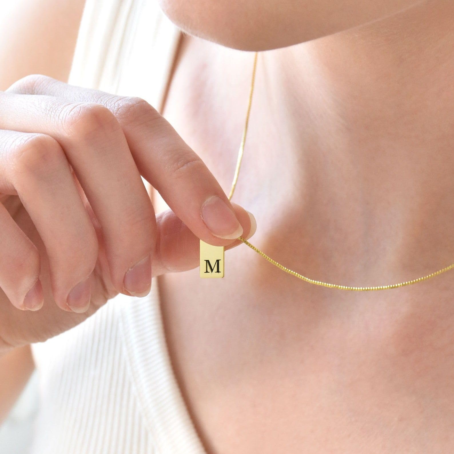 Personalizado inicial etiqueta collar, delicado letra con cadena veneciana pequeño abalorio barra dama de honor para ella